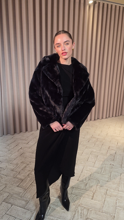 mioh | FREEWAY BLACK - Abrigo corto faux fur de MIOH
