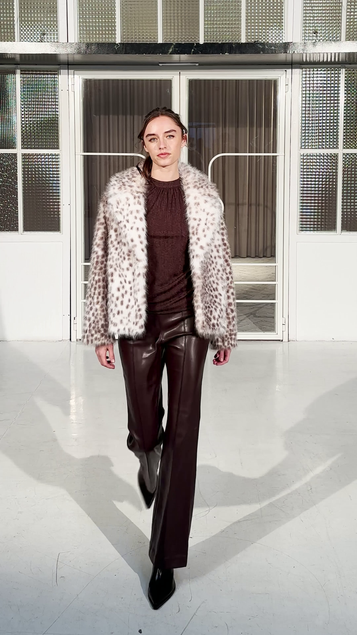 FREEWAY DOTS - Abrigo corto faux fur - Manchas, abrigos y chaquetones diseñados en España por MIOH para la invitada perfecta