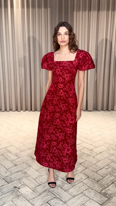 STELLA - Vestido brocado floral rojo evasé, el look de invitada perfecta firmado por MIOH, marca española de vestidos de fiesta y de boda