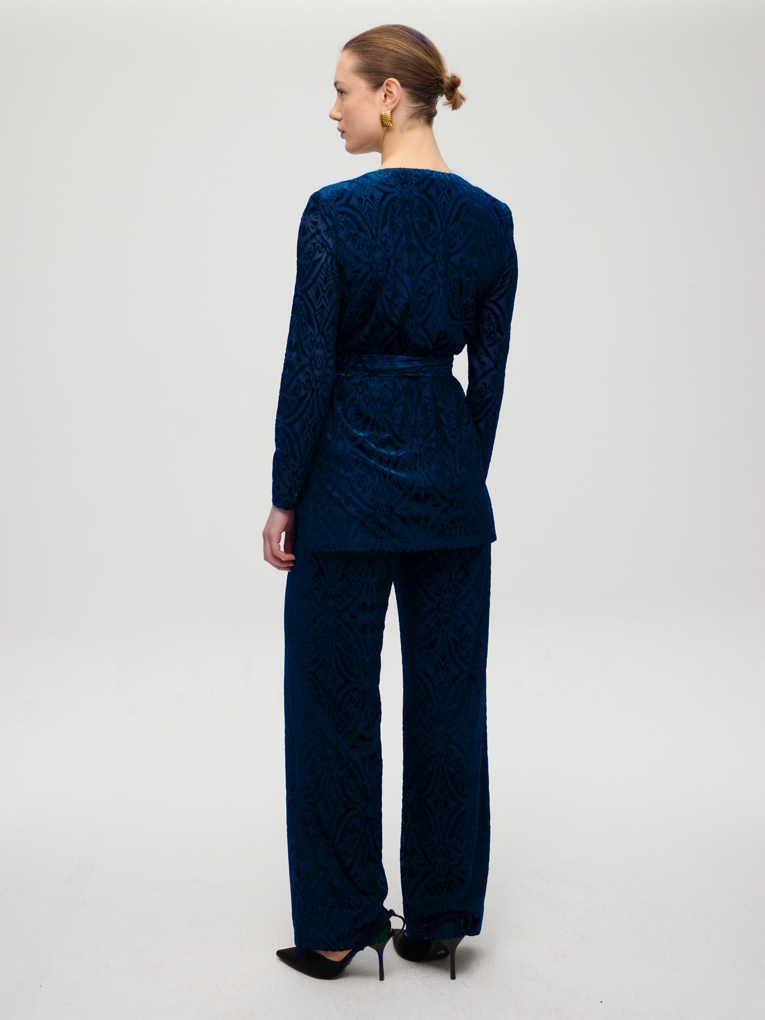 mioh | RIALTO BLUE - Conjunto pantalón y jersey pico terciopelo. Vestidos de fiesta para invitadas de boda perfectas. Marca española de moda