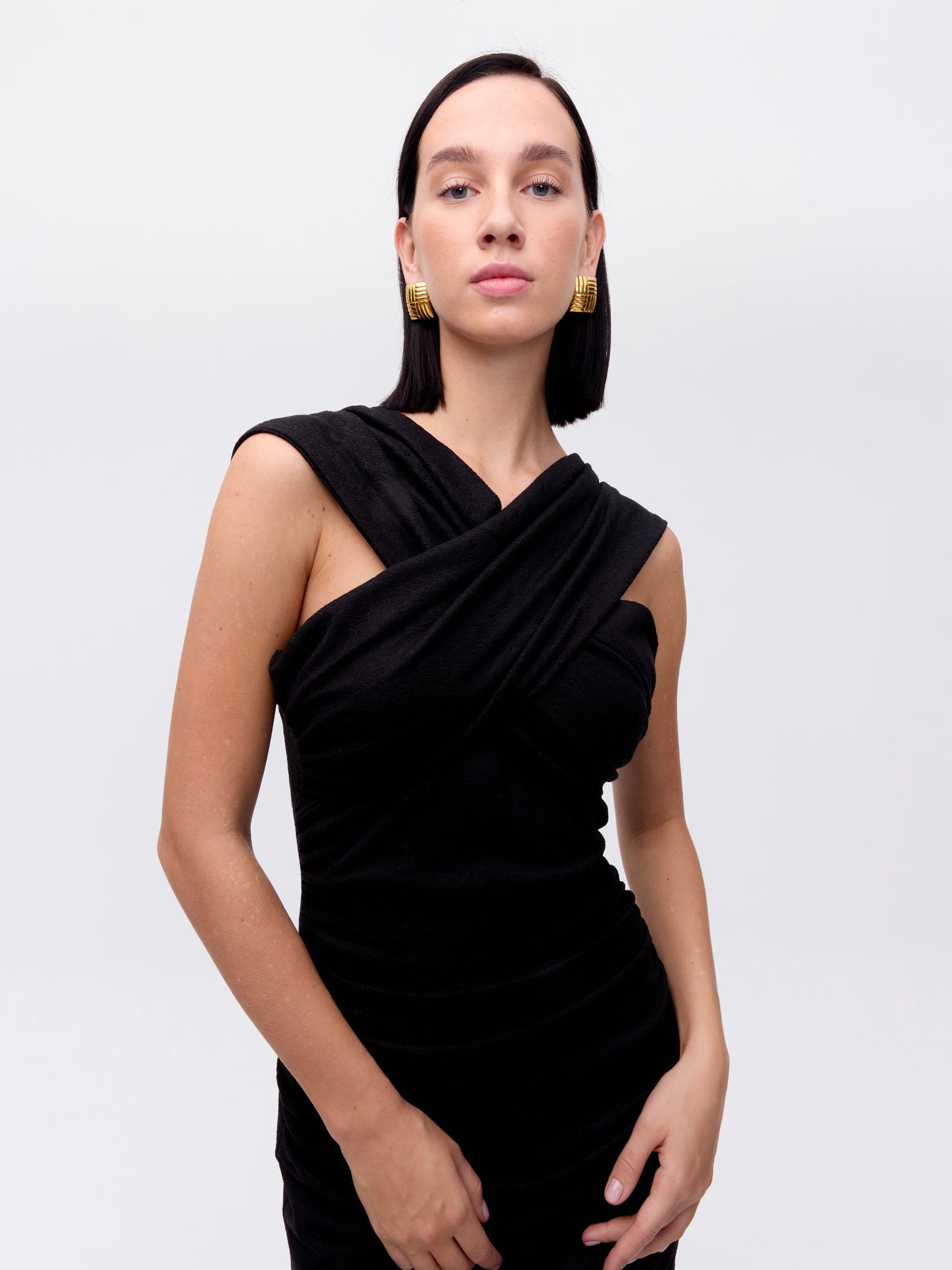 MIOH | SECRETO BLACK - Vestido escote posicional drap negro para invitada de boda