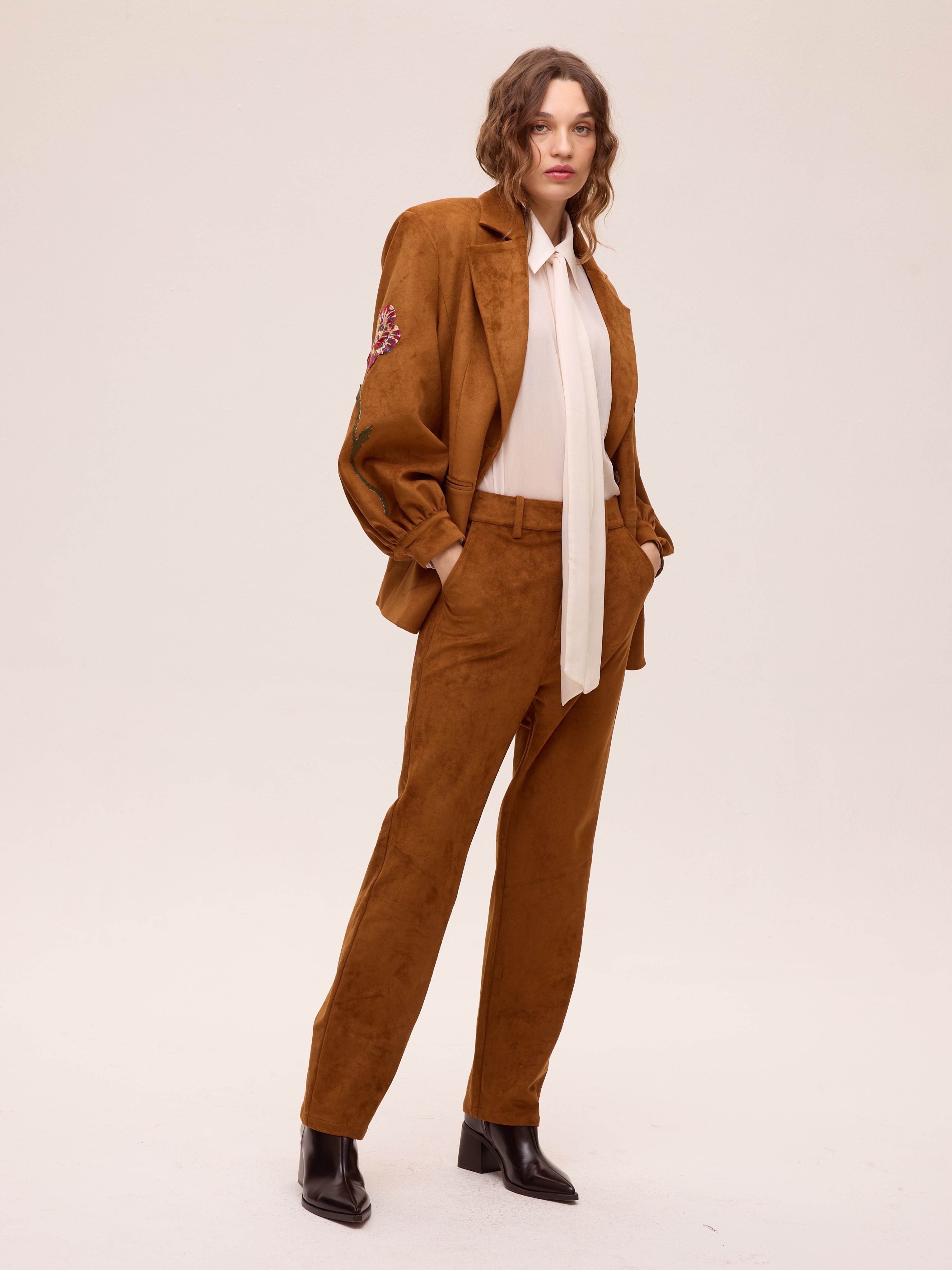 SHELTER WHISKY - Blazer efecto ante bordado flores. Color caramelo, una alternativa al vestido de invitada de boda, con el sello de MIOH