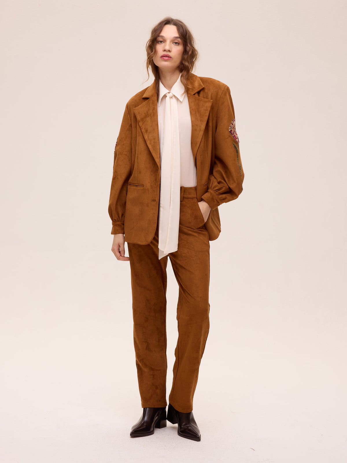 SHELTER WHISKY - Blazer efecto ante bordado flores. Color caramelo, colección otoño invierno 2026 de MIOH, especialistas en moda de invitada y de fiesta