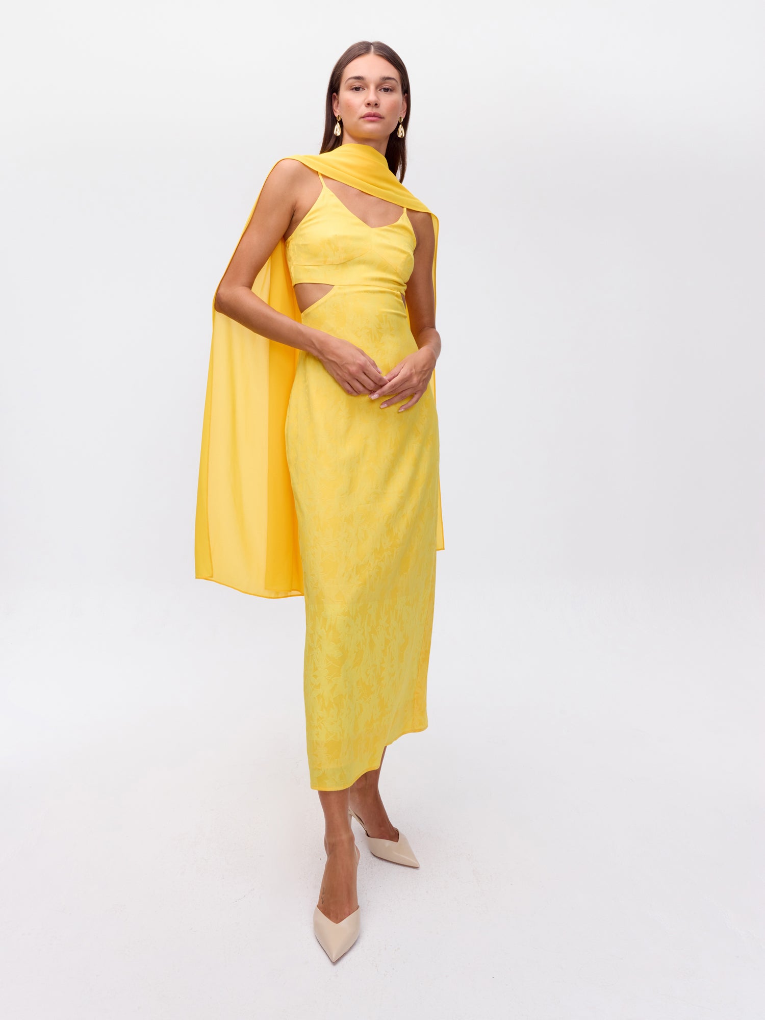 MIOH | SOLAR YELLOW - Vestido cut out en la cintura de jacquard amarillo para invitada de boda