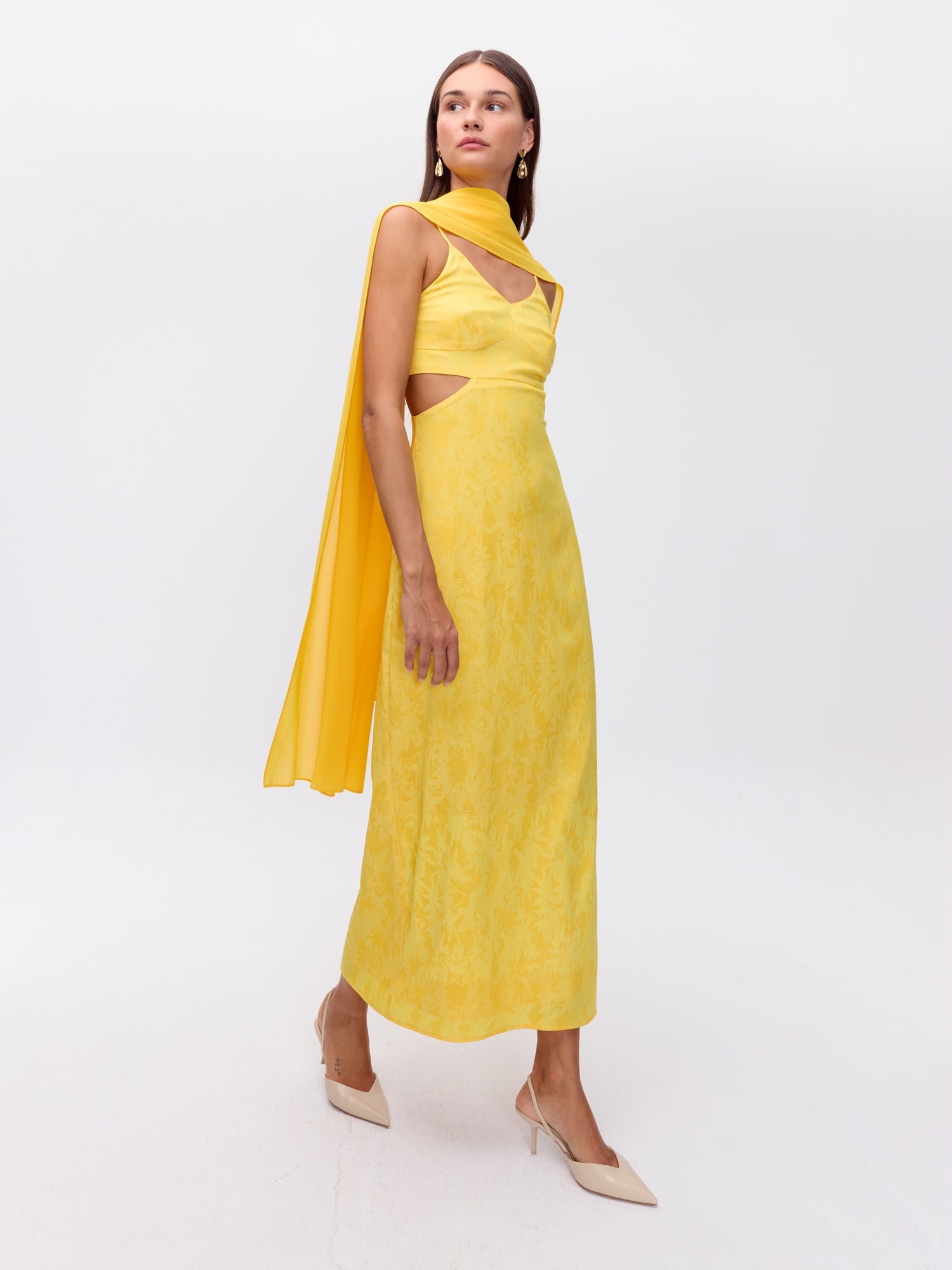 MIOH | SOLAR YELLOW - Vestido cut out en la cintura de jacquard amarillo para invitada de boda