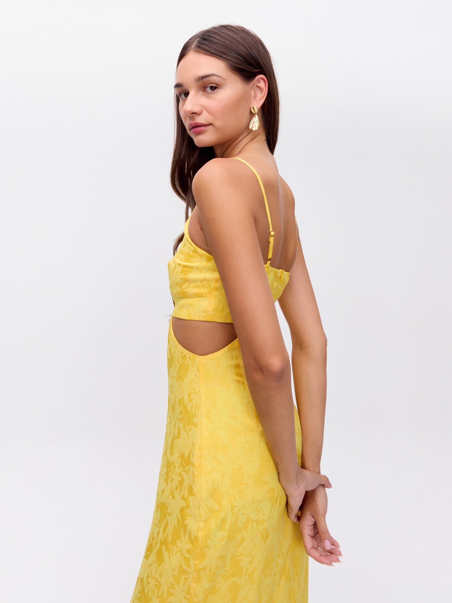 MIOH | SOLAR YELLOW - Vestido cut out en la cintura de jacquard amarillo para invitada de boda