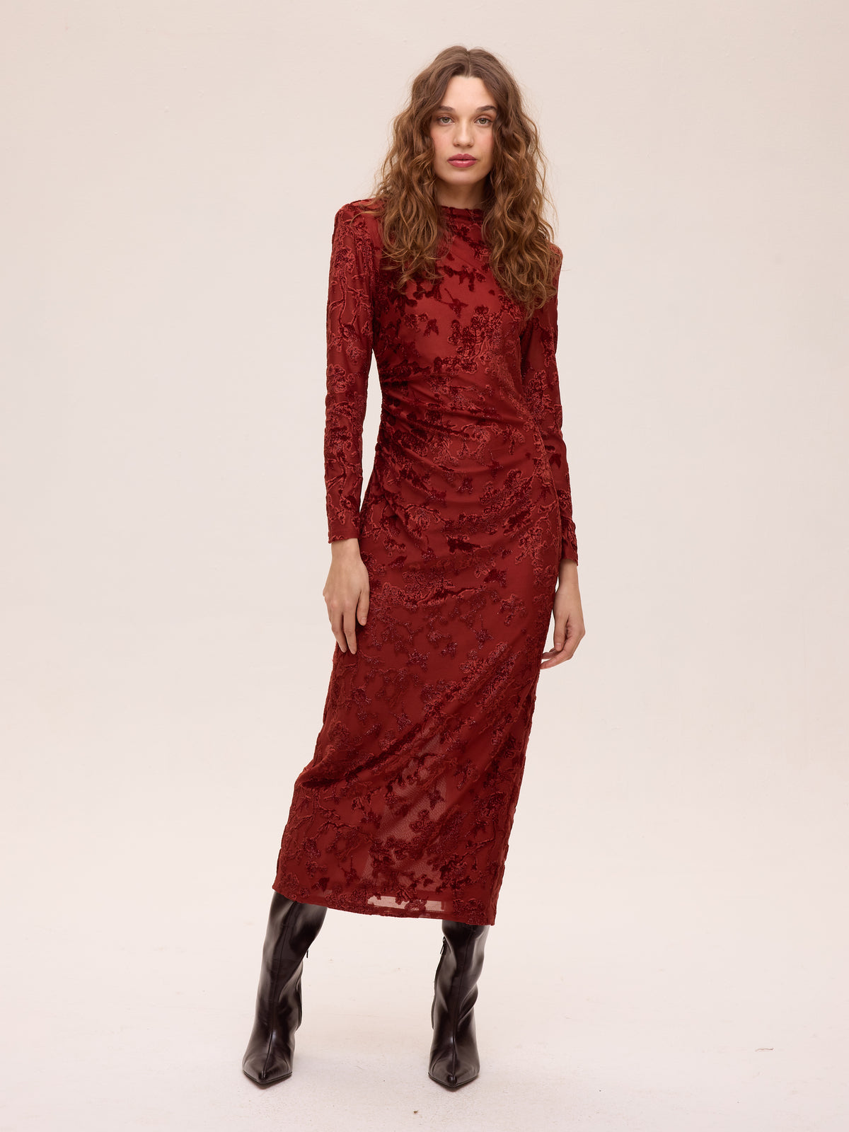 SOMBRA VELVET - Vestido midi terciopelo devoré flores, perfecto para invitadas de boda y fiesta esta temporada de otoño invierno. MIOH es la marca española de vestidos de invitada de referencia