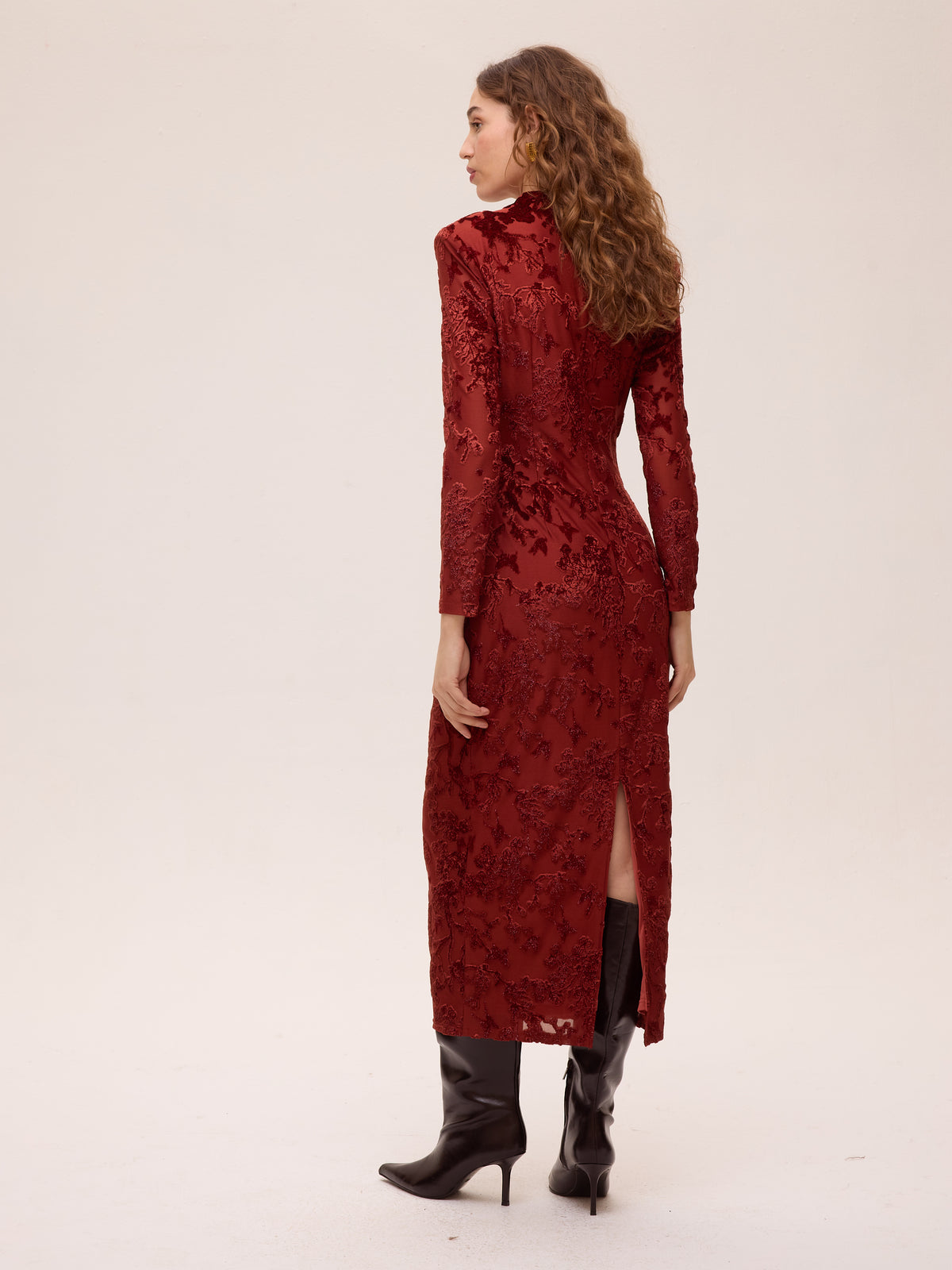 SOMBRA VELVET - Vestido midi terciopelo devoré flores, el look de invitada perfecta firmado por MIOH, marca española de vestidos de fiesta y de boda