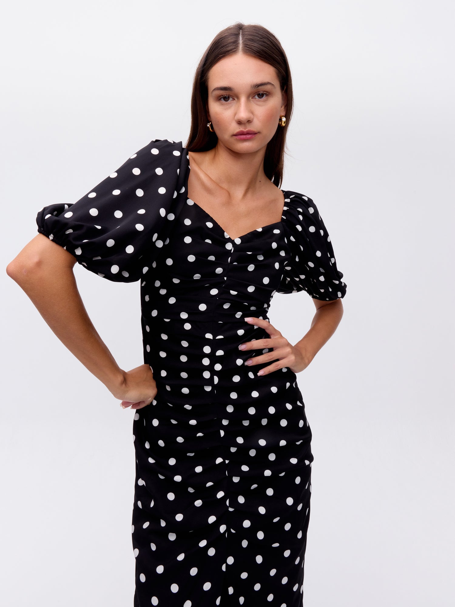 MIOH | SPIRIT DOTS - Vestido drapeado manga corta lunares para invitada de boda