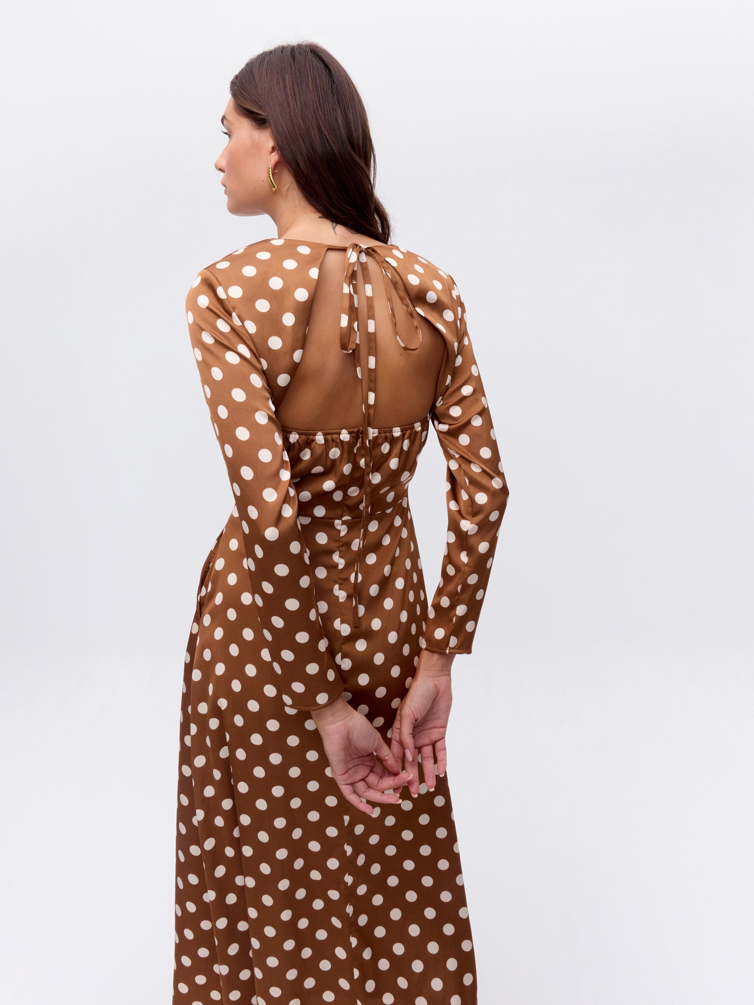 MIOH | SUBLIME DOTS - Vestido escote manga larga en la espalda de lunares para invitada de boda