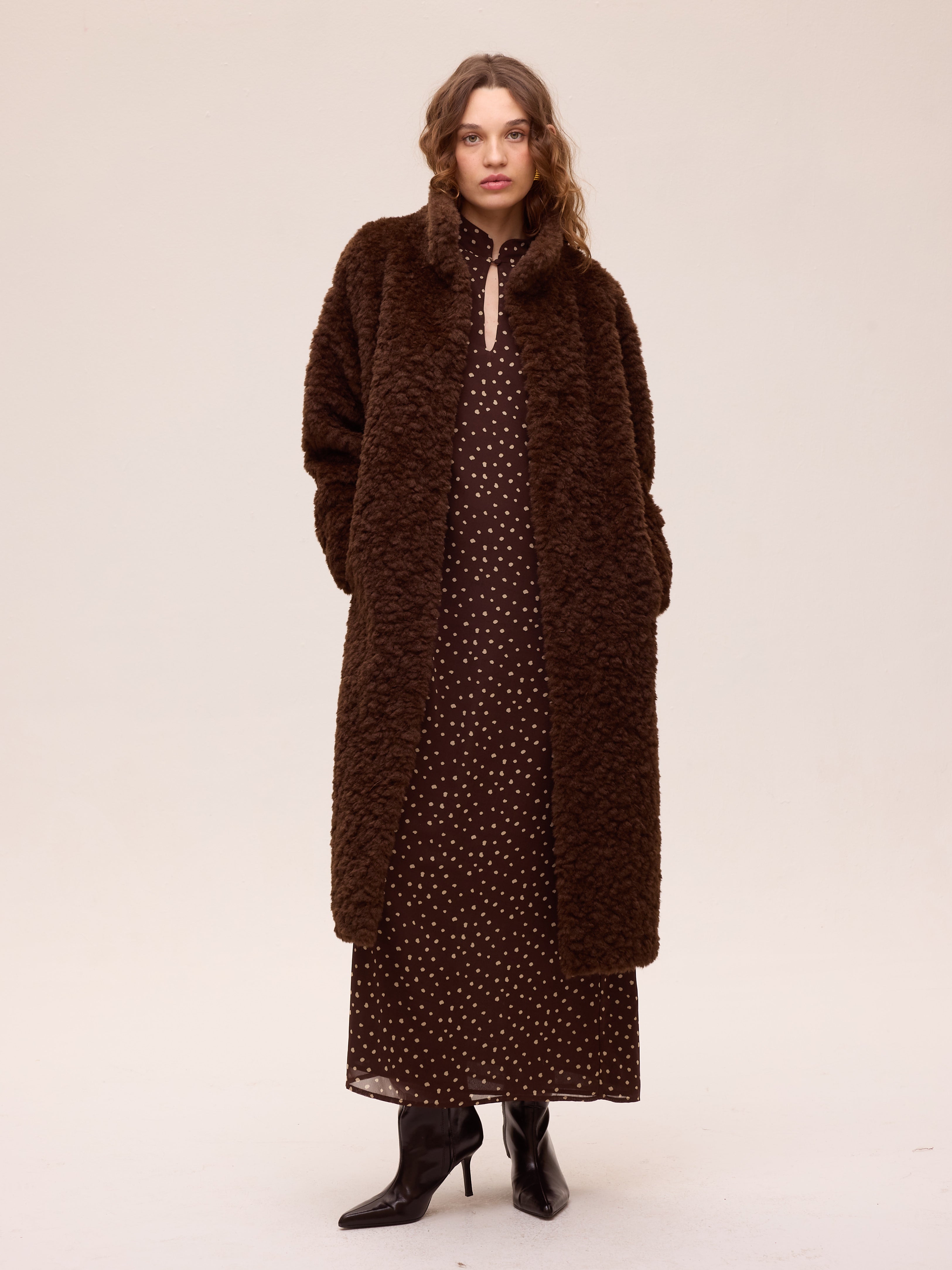 SUMMIT BROWN - Vestido amplio gasa lunares marrón, un imprescindible de la colección FW26 de MIOH, marca de referencia en vestidos de invitada de boda