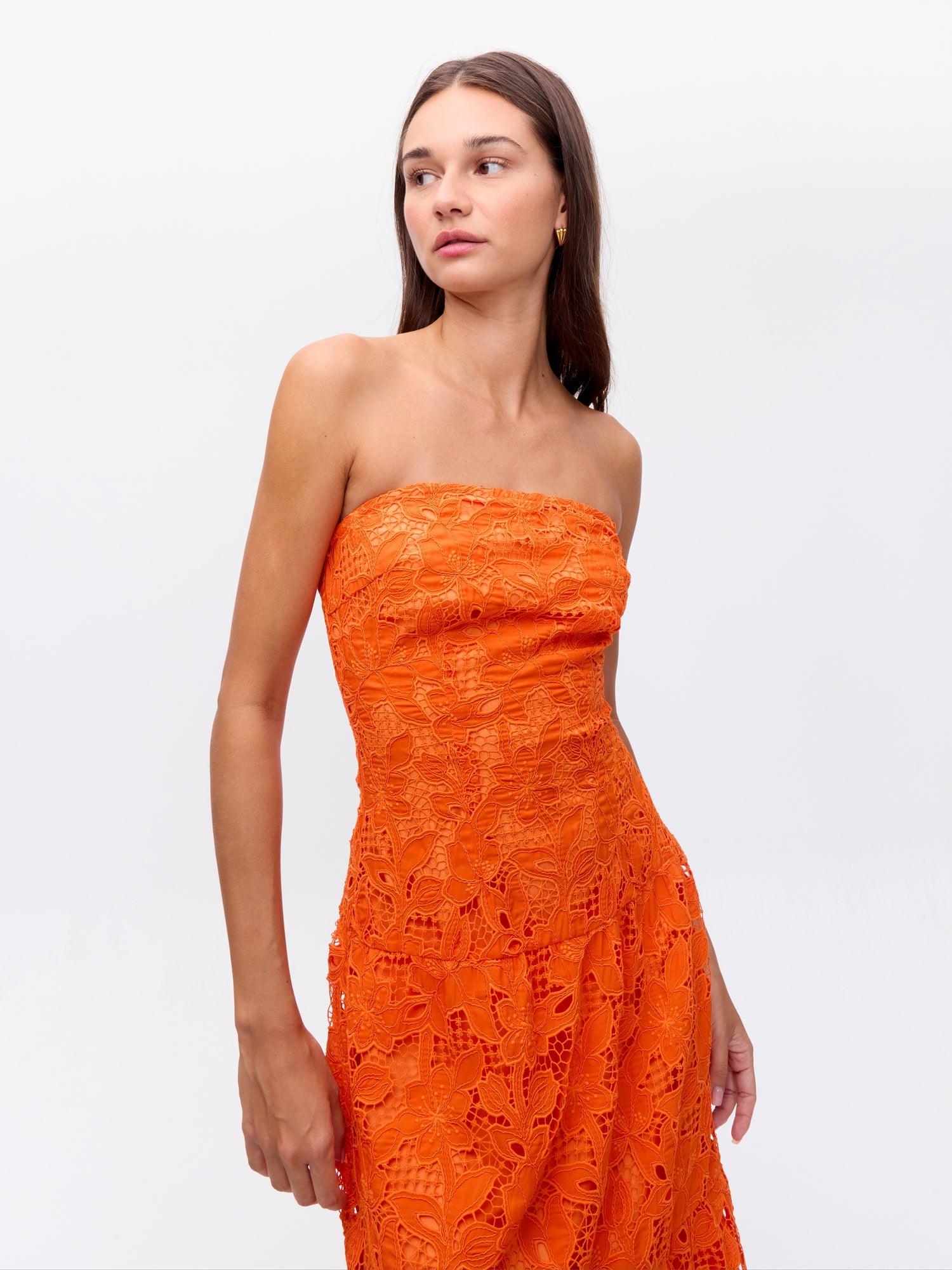 MIOH | TERRACOTA ORANGE - Vestido con vuelo naranja bordado para invitada de boda