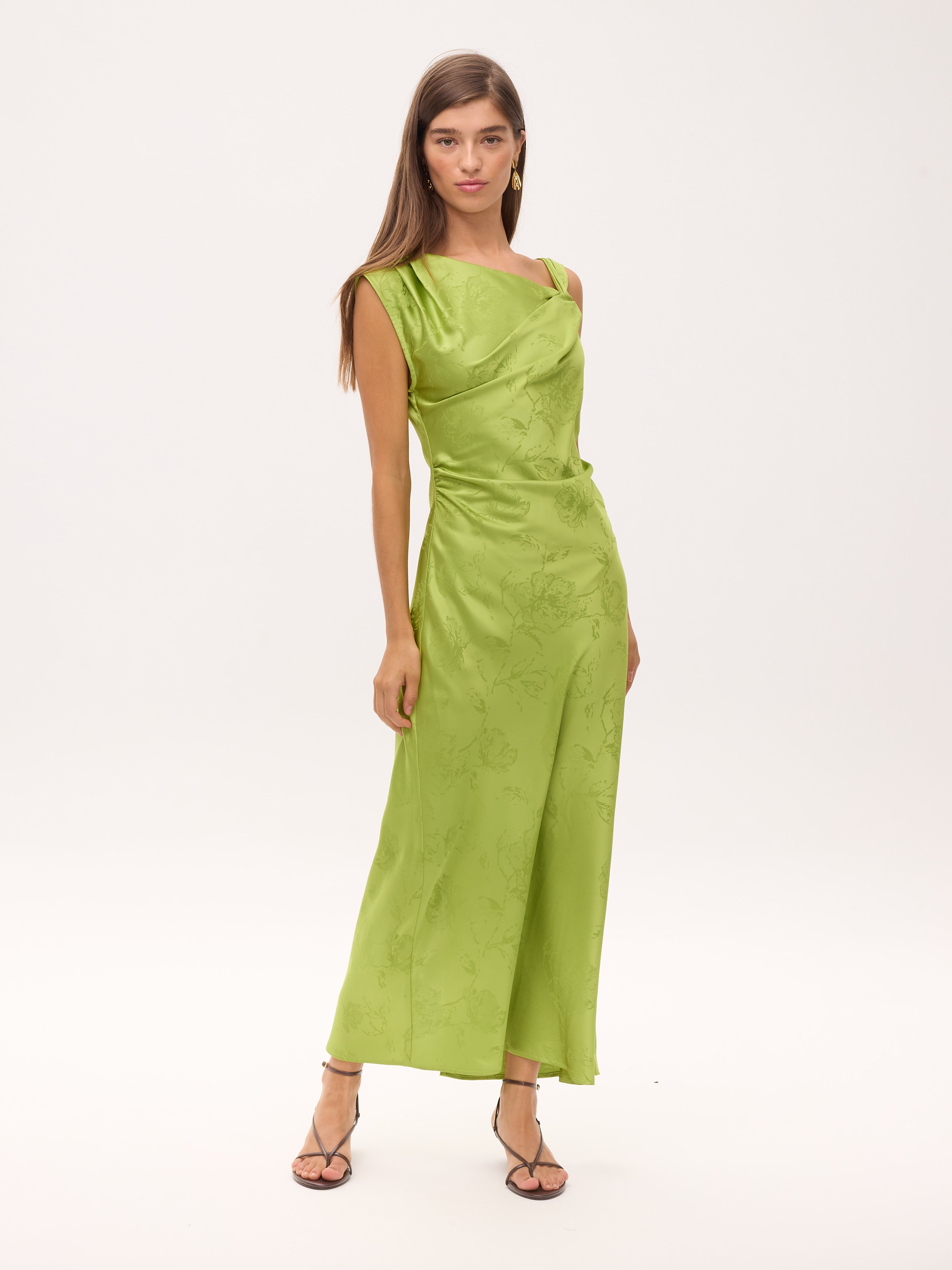 THESEO GREEN - Vestido jacquard asimétrico verde lima, para ser la invitada de boda perfecta y fiesta esta primavera verano. MIOH es la marca española de vestidos de fiesta mas de moda, preferida por influencers y famosas de España