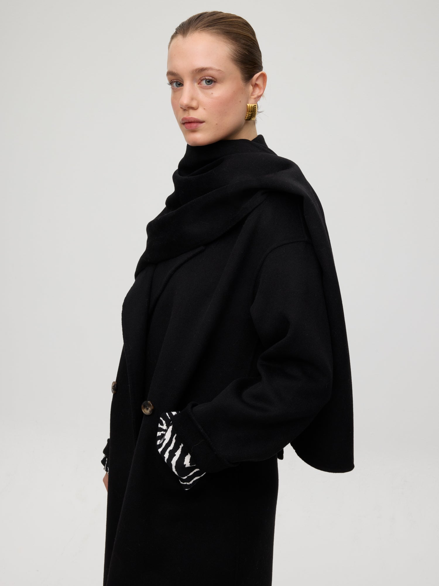 mioh | TICKET BLACK - Bufanda paño lana negra. Vestidos de fiesta para invitadas de boda perfectas. Marca española de moda