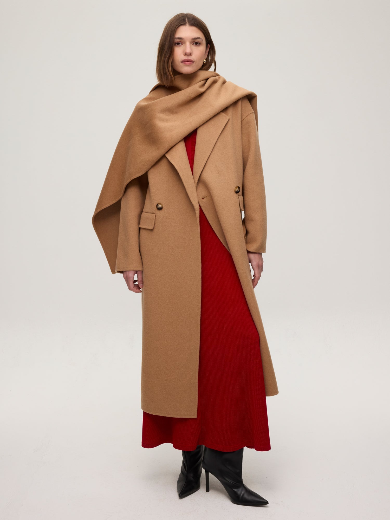 mioh | TICKET CAMEL - Bufanda paño lana camel. Vestidos de fiesta para invitadas de boda perfectas. Marca española de moda