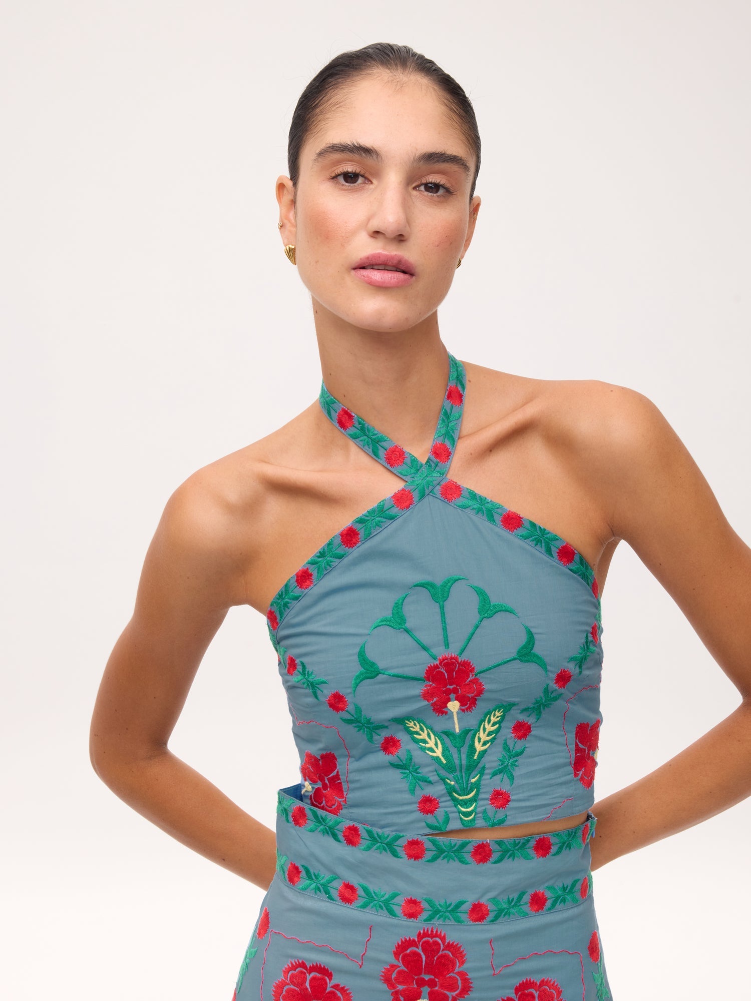 ULISES BLUE - Top + Falda conjunto bordado flores, perfecto para invitadas de boda y fiesta spring summer. MIOH es la marca española de vestidos de fiesta para invitadas de boda más de moda en España