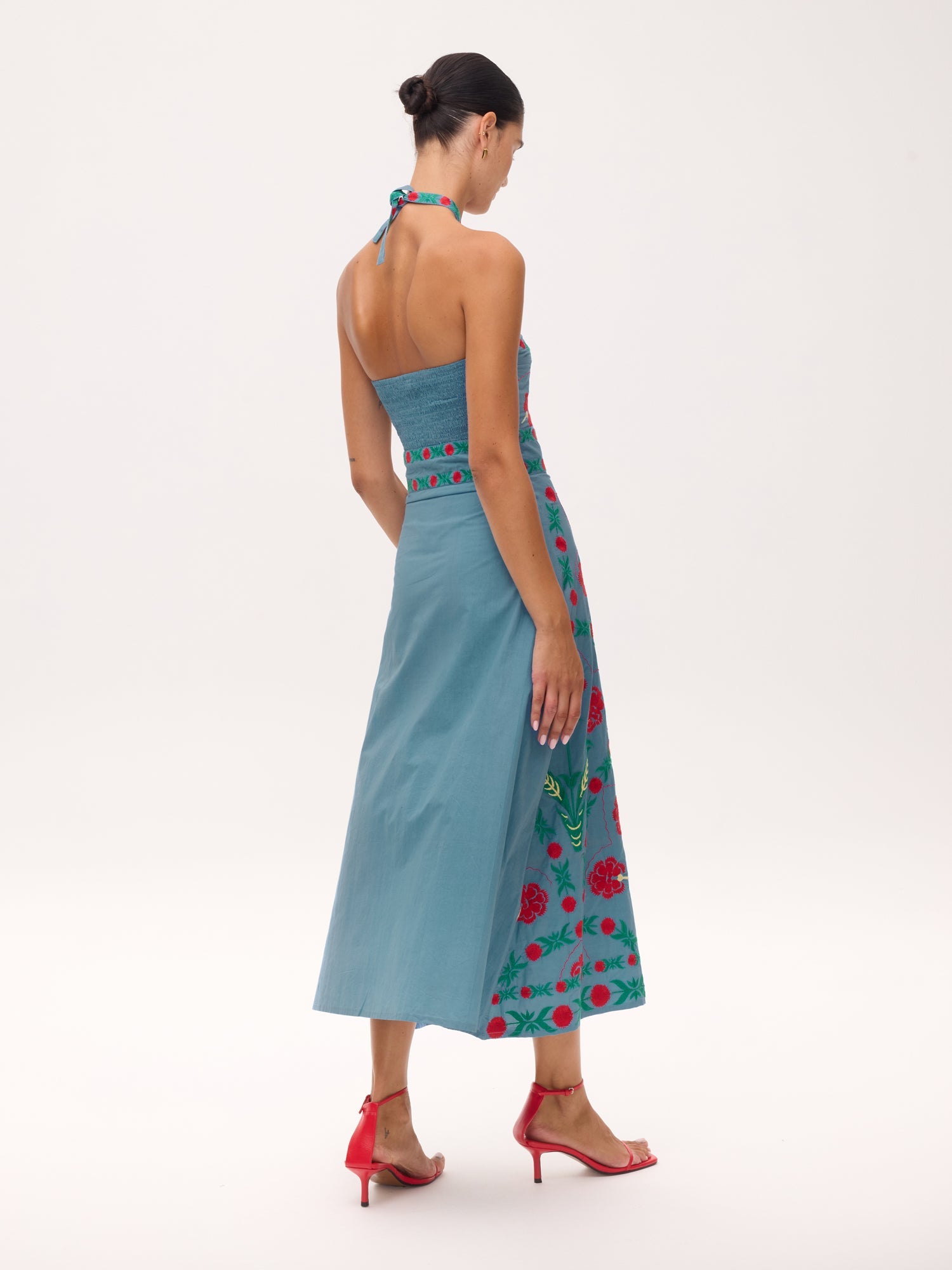 ULISES BLUE - Top + Falda conjunto bordado flores, perfecto para invitadas de boda y fiesta spring summer. MIOH es la marca española de vestidos de fiesta para invitadas de boda más de moda en España