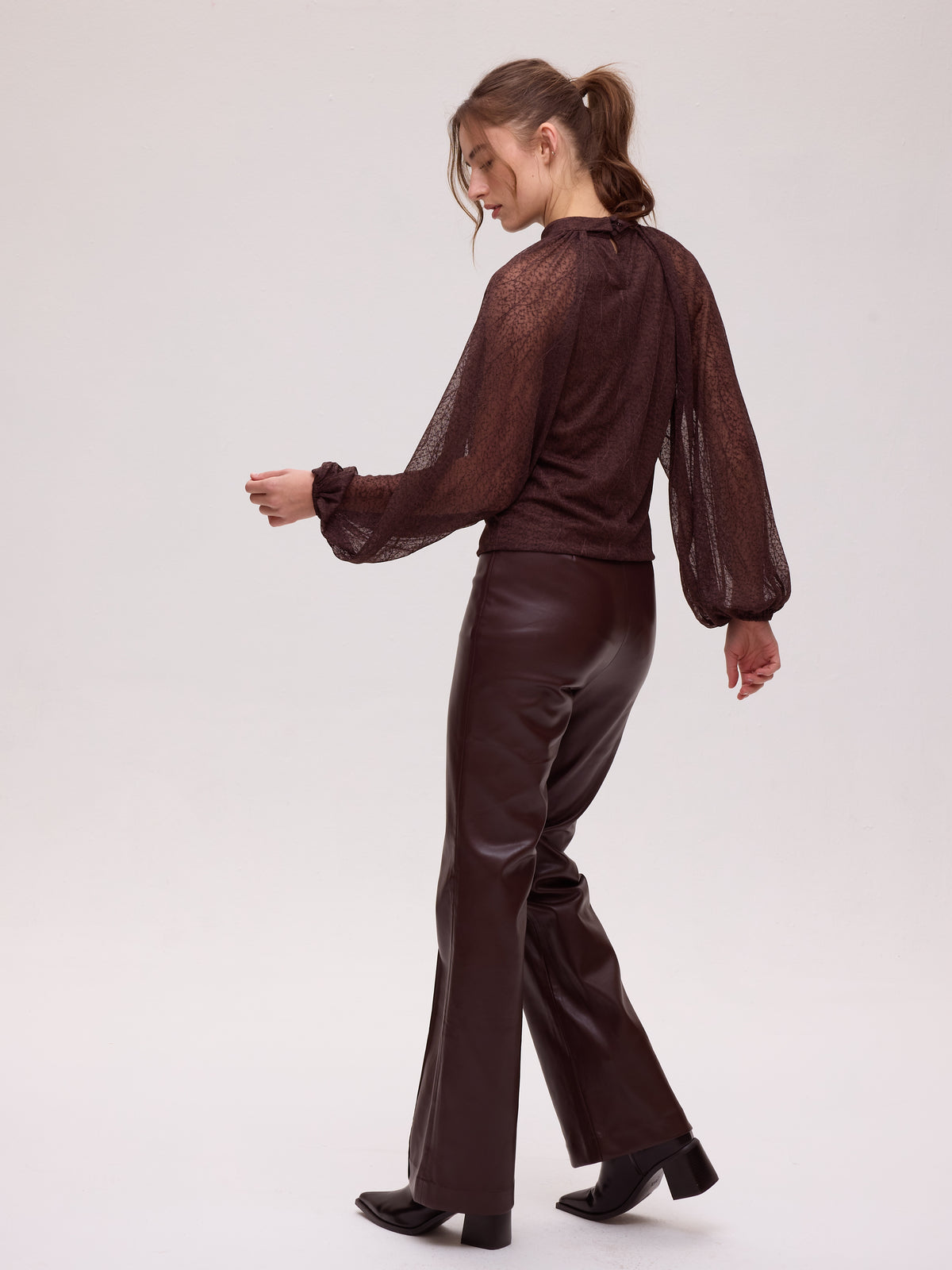 VIENTO GRANA PANT - Pantalón flare polipiel grana, moda de fiesta e invitada diseñada en España por MIOH