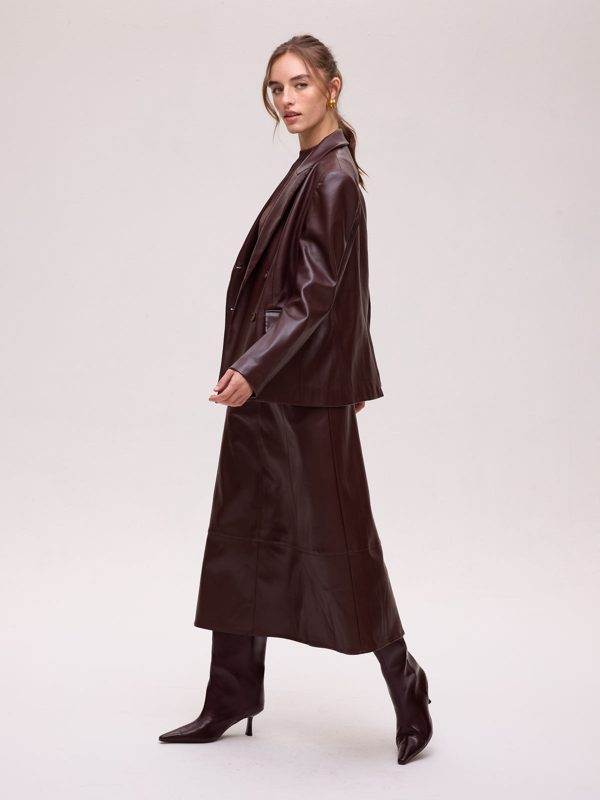 VIENTO GRANA TOP - Blazer cruzada polipiel grana, una pieza clave para tu look de invitada de boda y fiesta. MIOH es la marca española de moda de evento de referencia