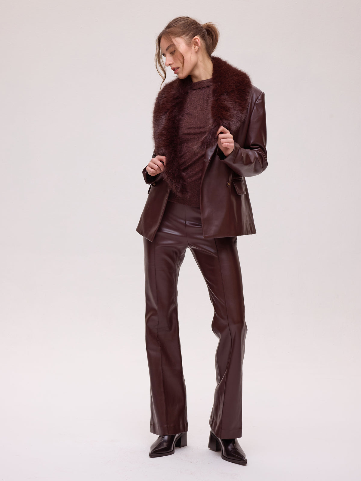 VIENTO GRANA TOP - Blazer cruzada polipiel grana, descubre los conjuntos de invitada de la colección FW26 de MIOH