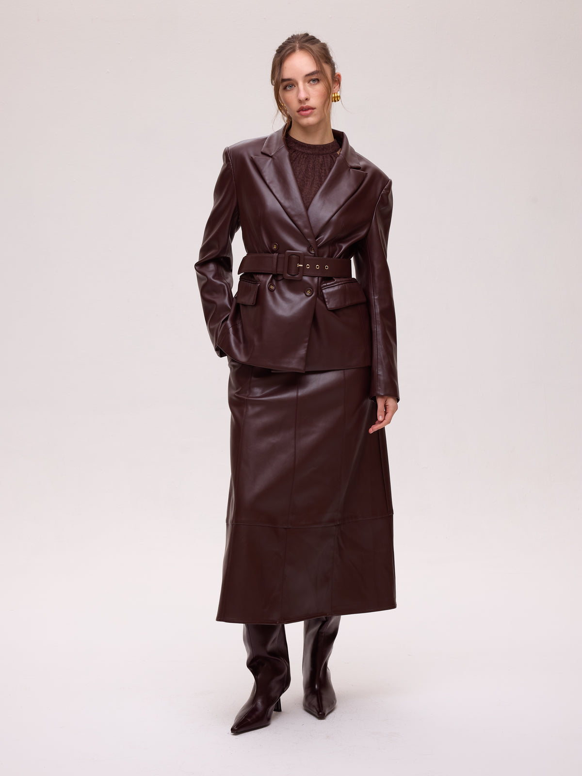 VIENTO GRANA TOP - Blazer cruzada polipiel grana, combínala con el resto de la colección FW26 de MIOH y crea tu look de invitada perfecta