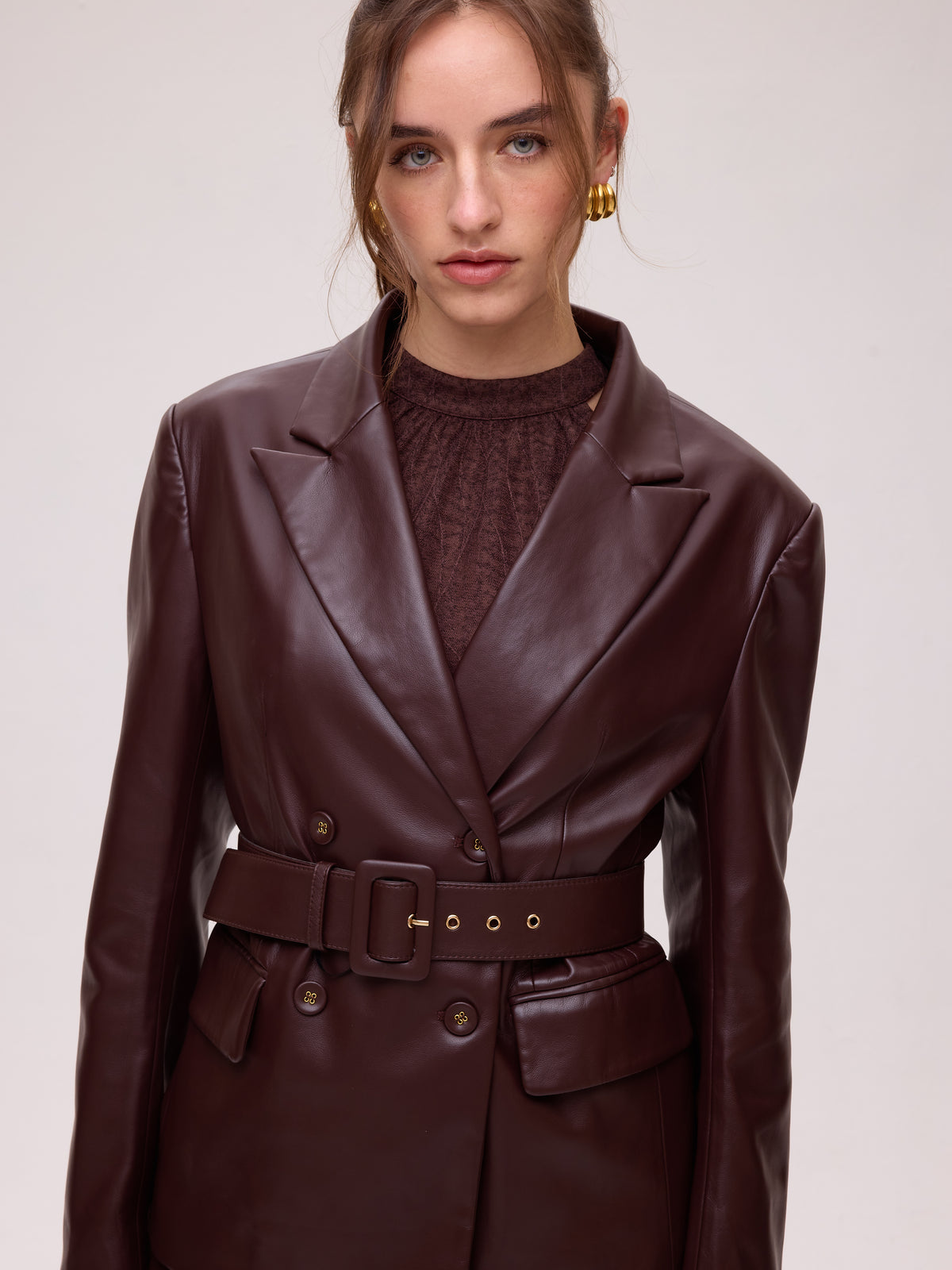 VIENTO GRANA TOP - Blazer cruzada polipiel grana, moda de fiesta e invitada diseñada en España por MIOH