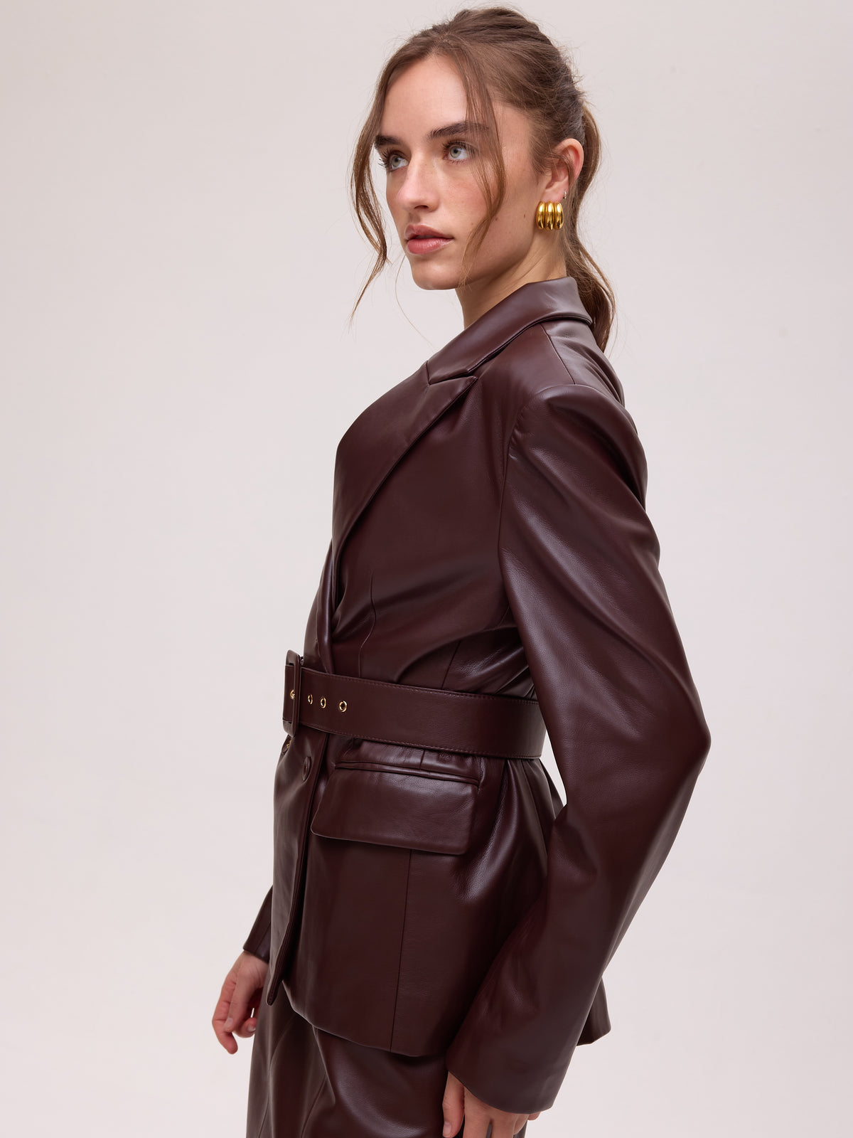 VIENTO GRANA TOP - Blazer cruzada polipiel grana, ideal para bodas de tarde, cócteles, bautizos y comuniones. MIOH, moda de invitada hecha en España