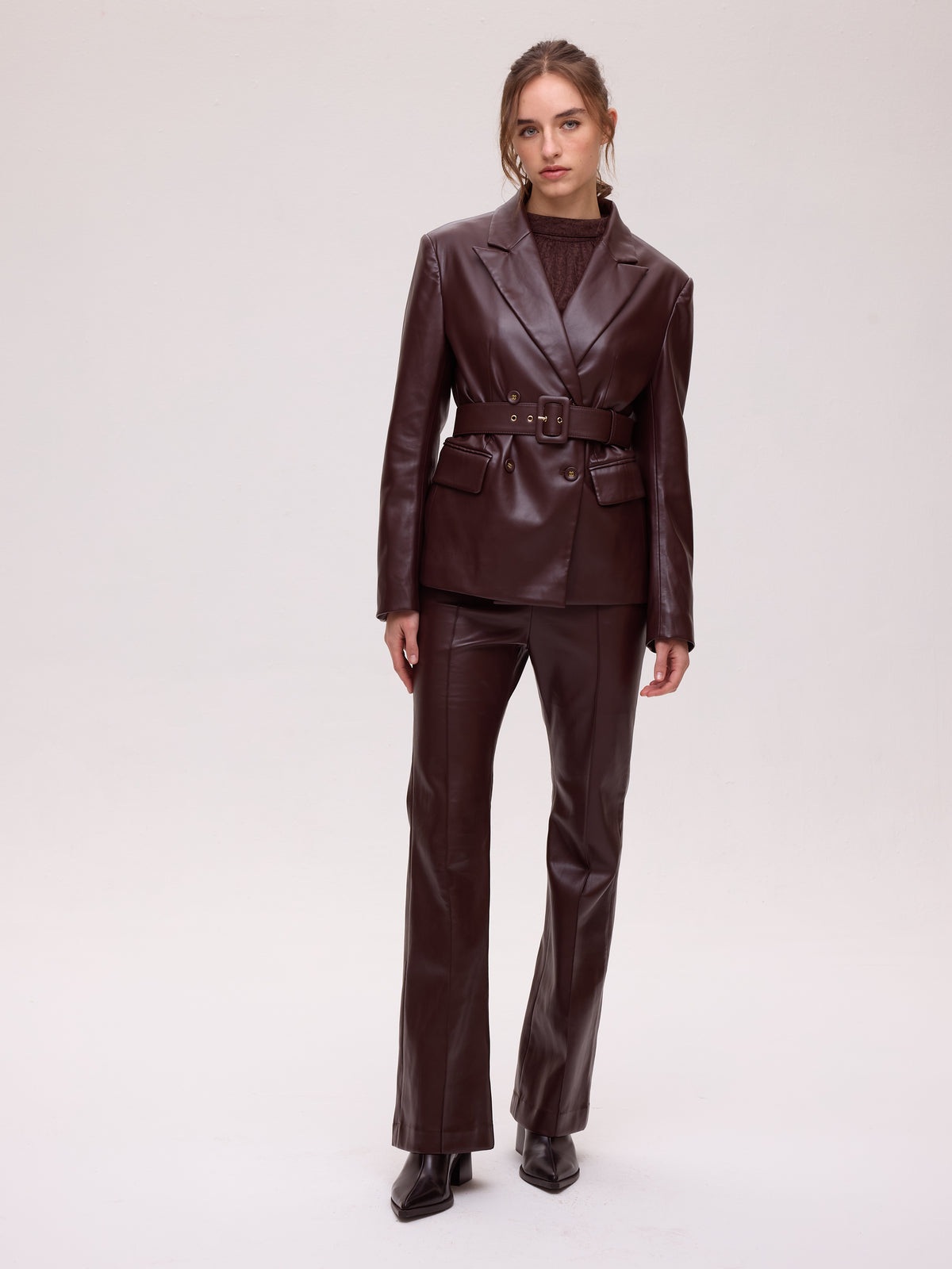 VIENTO GRANA TOP - Blazer cruzada polipiel grana, una alternativa al vestido de invitada de boda, con el sello de MIOH