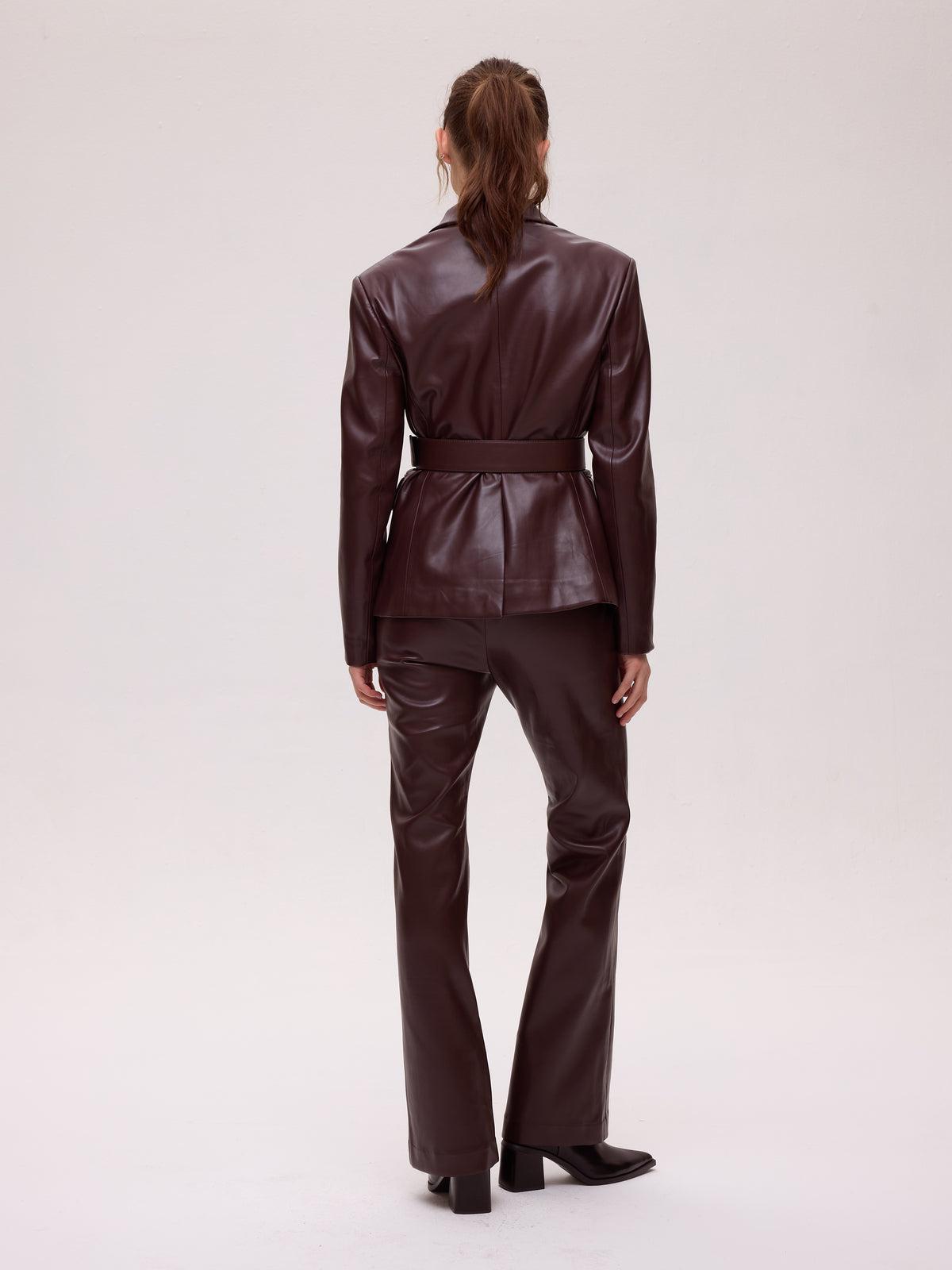 VIENTO GRANA TOP - Blazer cruzada polipiel grana, para invitadas que buscan algo diferente. MIOH es la marca española de moda de boda y fiesta más buscada