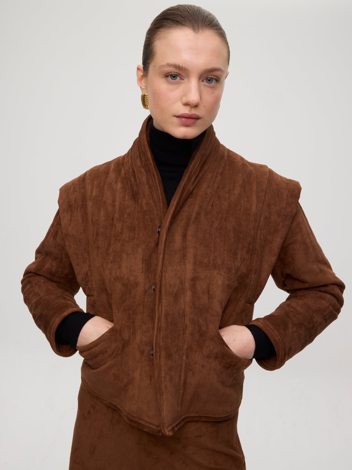 mioh | WALL SUEDE - Chaqueta acolchada efecto ante mangas desmontables. Vestidos de fiesta para invitadas de boda perfectas. Marca española de moda