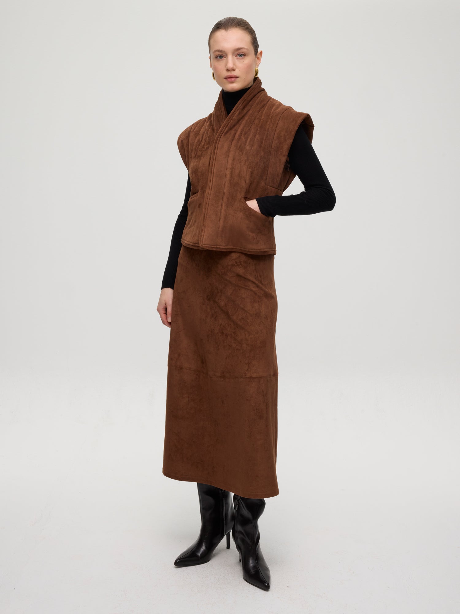 mioh | WALL SUEDE - Chaqueta acolchada efecto ante mangas desmontables. Vestidos de fiesta para invitadas de boda perfectas. Marca española de moda