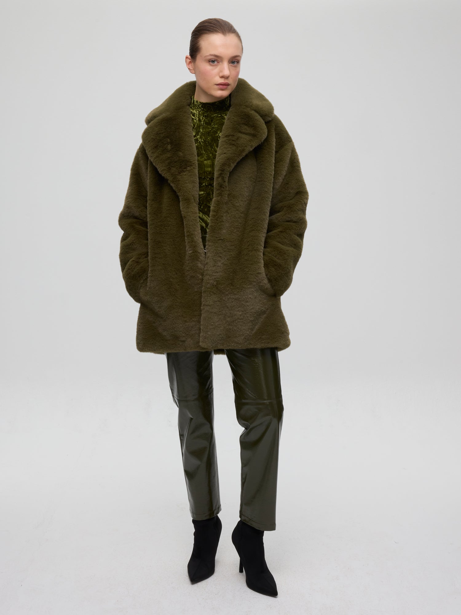 mioh | WORLD MOSS - Chaquetón faux fur verde. Vestidos de fiesta para invitadas de boda perfectas. Marca española de moda