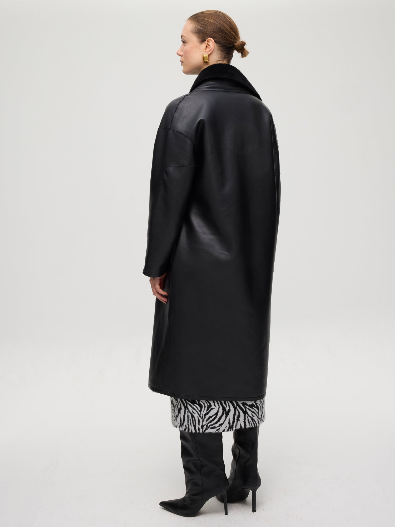 mioh | ZHIVAGO - Abrigo reversible ecopiel vuelta. Vestidos de fiesta para invitadas de boda perfectas. Marca española de moda