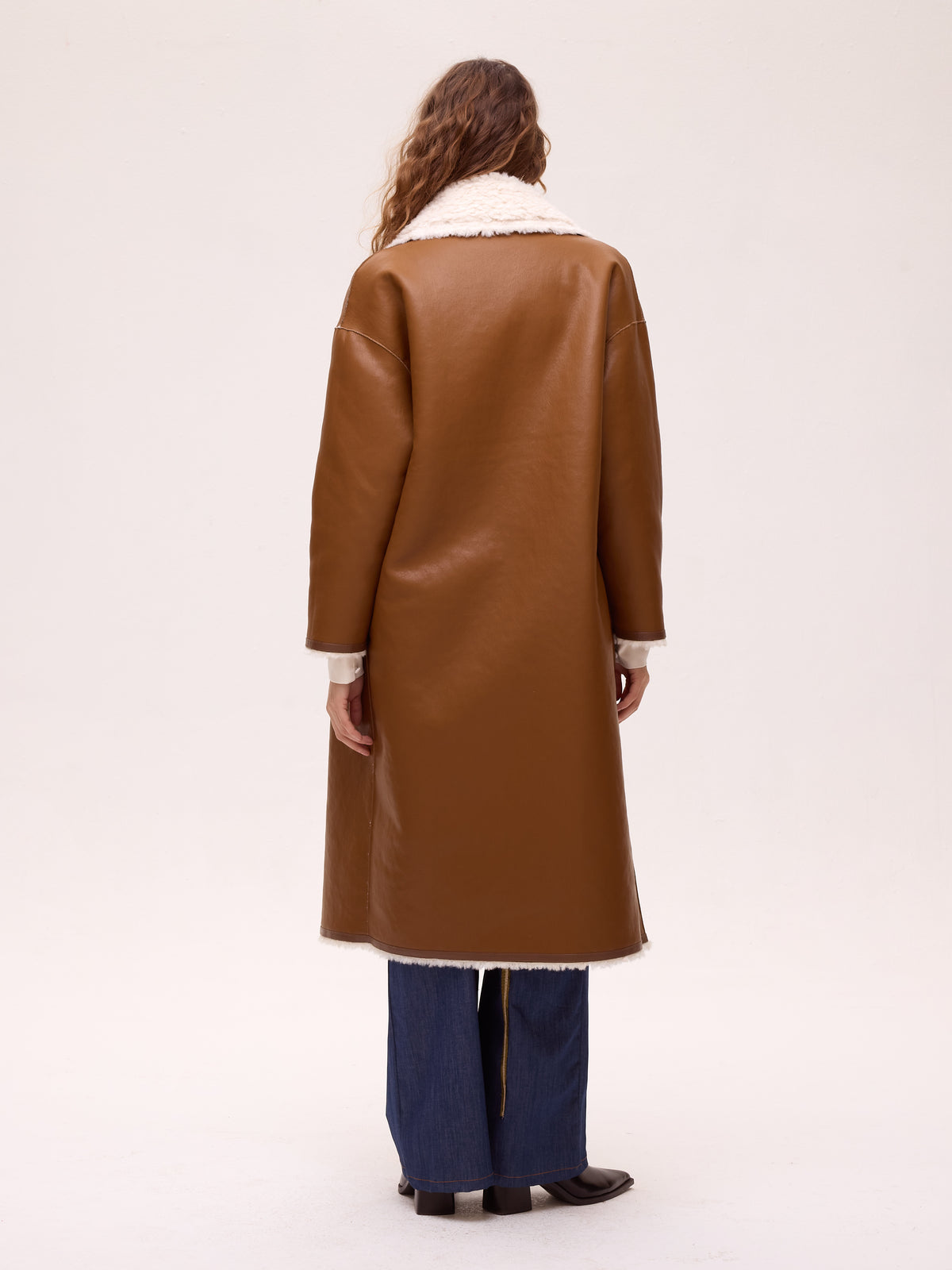 ZHIVAGO BROWN - Abrigo largo reversible - Ecopiel Marrón/ Pelo Blanco, abrigos y chaquetones diseñados en España por MIOH para la invitada perfecta