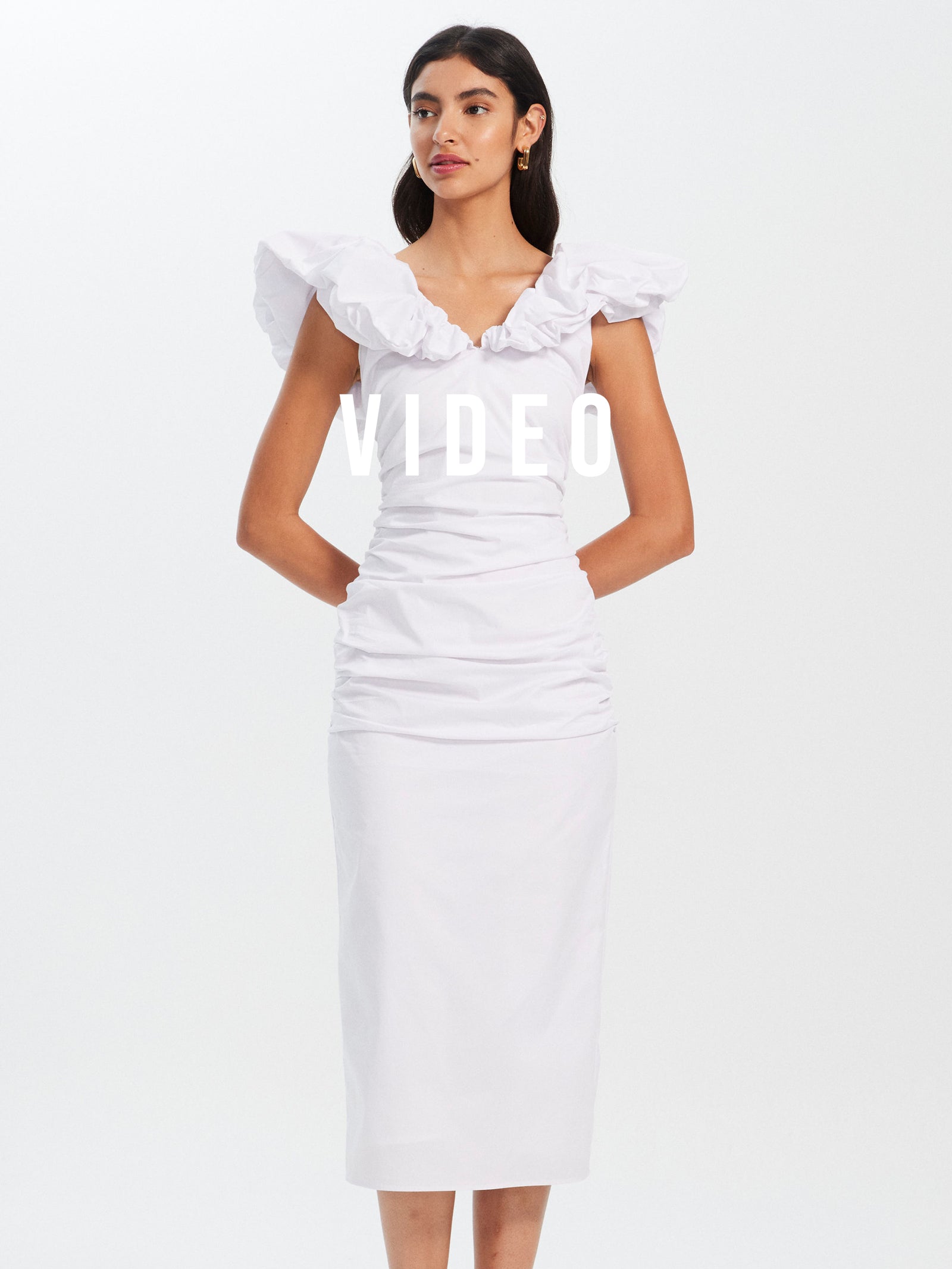 mioh | JUANA WHITE - Vestido de novia, fiesta y evento, nuestro vestido midi escote volante popelín blanco de fiesta para ser la invitada de boda perfecta esta temporada Primavera Verano 23. Pura tendencia SS23. MIOH marca española invitada