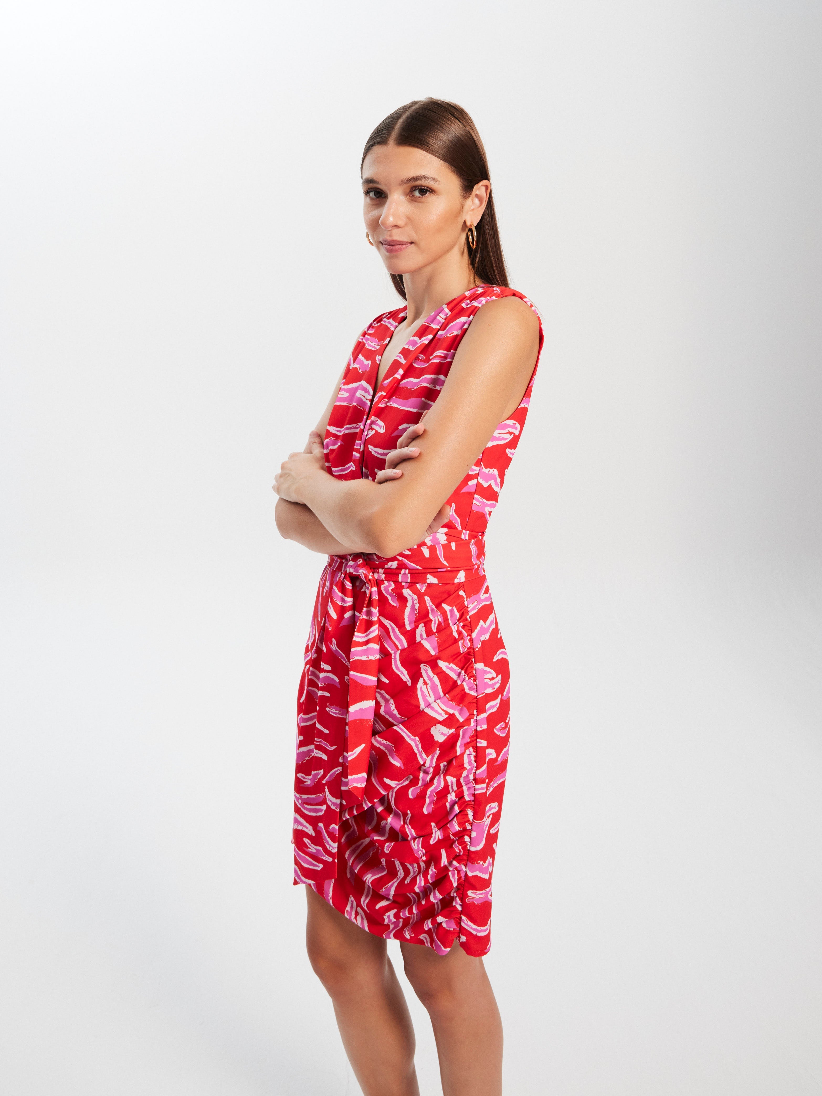 mioh | ALEJANDRA STROKES - Vestido corto invitada boda, fiesta y evento. Descubre el modelo ALEJANDRA STROKES, nuestro vestido de fiesta corto sin mangas y falda drapeada para ser la invitada de boda perfecta esta temporada Primavera Verano 2023. Seguimos apostando por los vestidos cortos estampados. MIOH es la marca española de vestidos de invitada de boda y fiesta de moda SS23