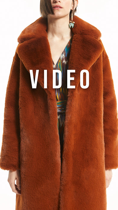 mioh | BAND BROWN - Abrigo pelo sintéitico de alta calidad largo mouton faux fur. Descubre los abrigos de pelo sintético de MIOH para esta campaña Otoño Invierno 2022. Abrigan muchísimo, como los mejores abrigos de plumas. Este pelo es súper agradable y cómodo y da una imagen totalmente natural. Tienes que probártelos!