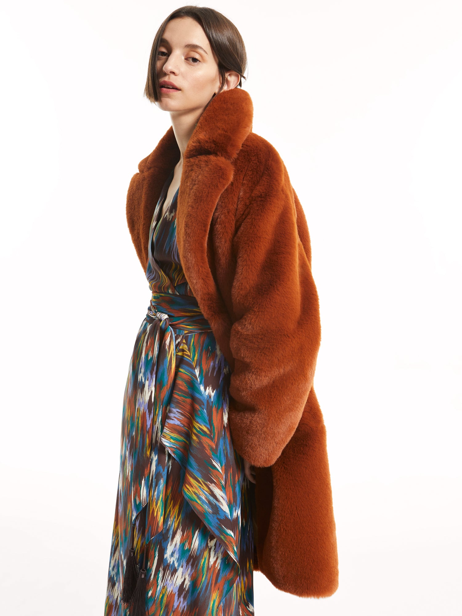 mioh | BAND BROWN - Abrigo pelo sintéitico de alta calidad largo mouton faux fur. Descubre los abrigos de pelo sintético de MIOH para esta campaña Otoño Invierno 2022. Abrigan muchísimo, como los mejores abrigos de plumas. Este pelo es súper agradable y cómodo y da una imagen totalmente natural. Tienes que probártelos!