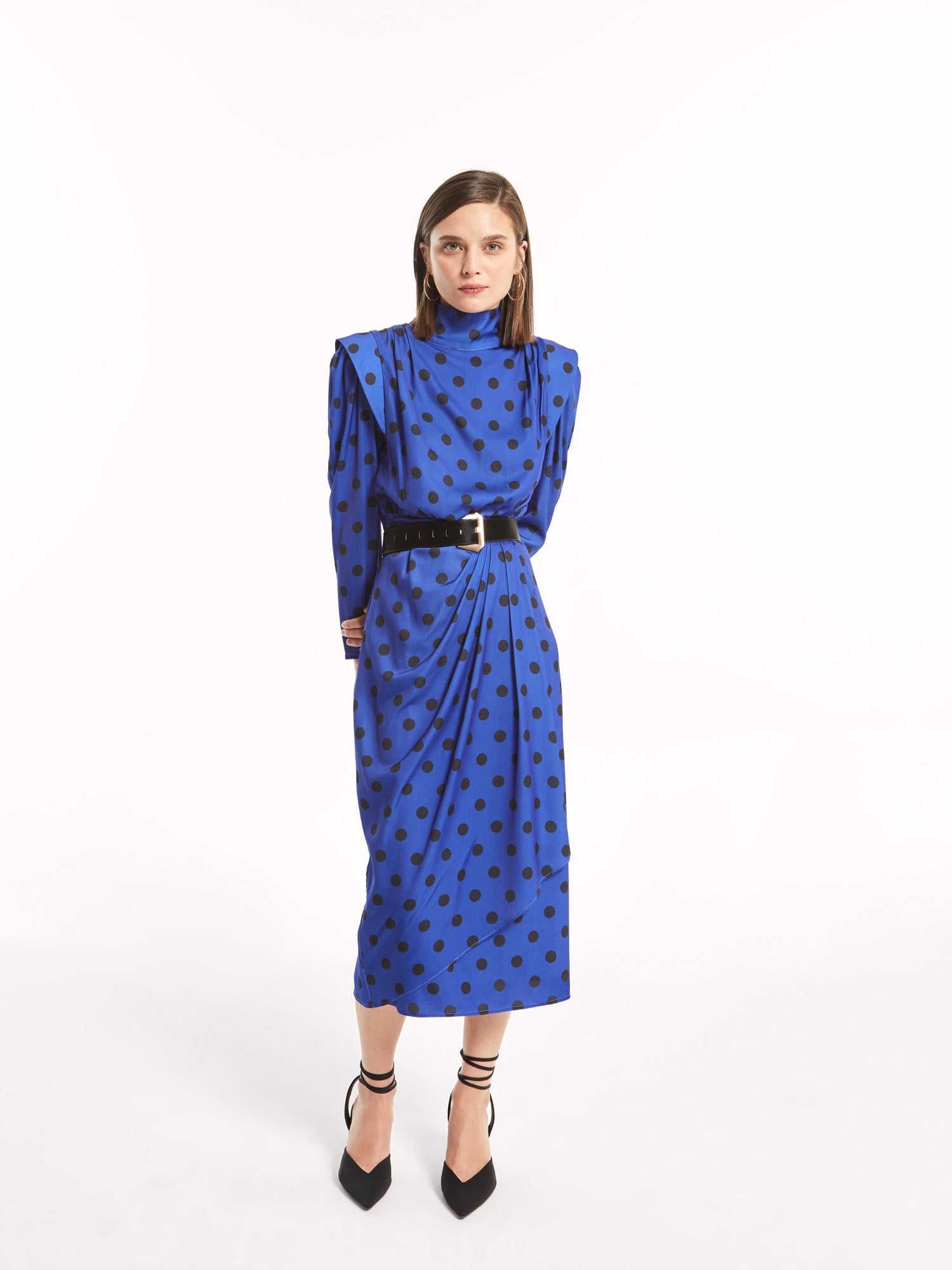 mioh | BLUES DOTS - Vestido midi para invitada de boda y eventos. Uno de los vestidos tendencia de la temporada FW22. El vestido BLUES DOTS es un vestidos súper elegante, con el que serás la invitada perfecta de boda, fiestas y eventos, así como para el día a día. Estampado de lunares que nunca falla y que podrás lucir en toda clase de ocasiones. Ajuste perfecto. Te lo pondrás una y otra vez. Acierto seguro.