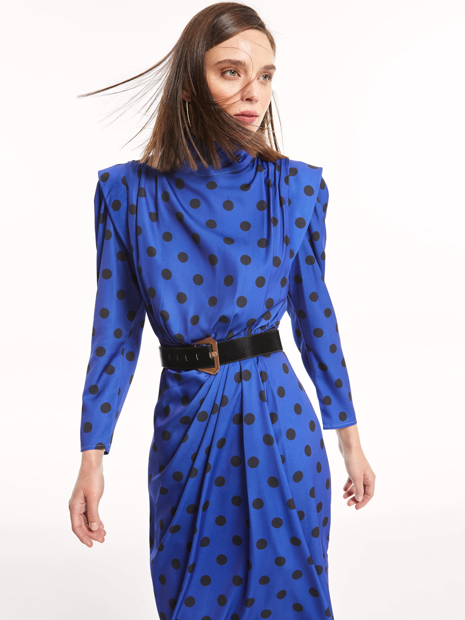 mioh | BLUES DOTS - Vestido midi para invitada de boda y eventos. Uno de los vestidos tendencia de la temporada FW22. El vestido BLUES DOTS es un vestidos súper elegante, con el que serás la invitada perfecta de boda, fiestas y eventos, así como para el día a día. Estampado de lunares que nunca falla y que podrás lucir en toda clase de ocasiones. Ajuste perfecto. Te lo pondrás una y otra vez. Acierto seguro.