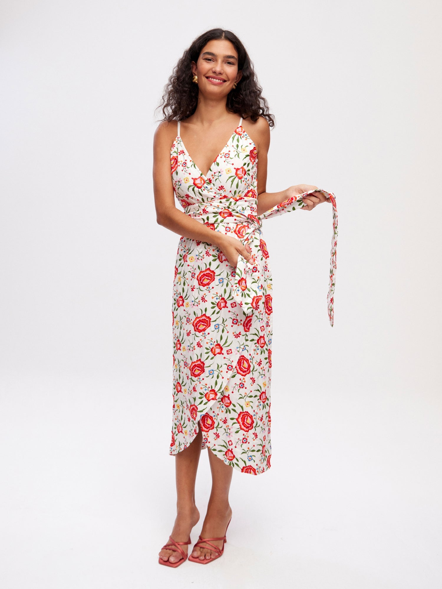 mioh | BORACAY MANILA - Vestido wrap tirantes blanco bordado manila para invitada de boda, fiesta y evento. Tendencia vestidos invitada Primavera Verano 2024. MIOH la marca española de vestidos más de moda