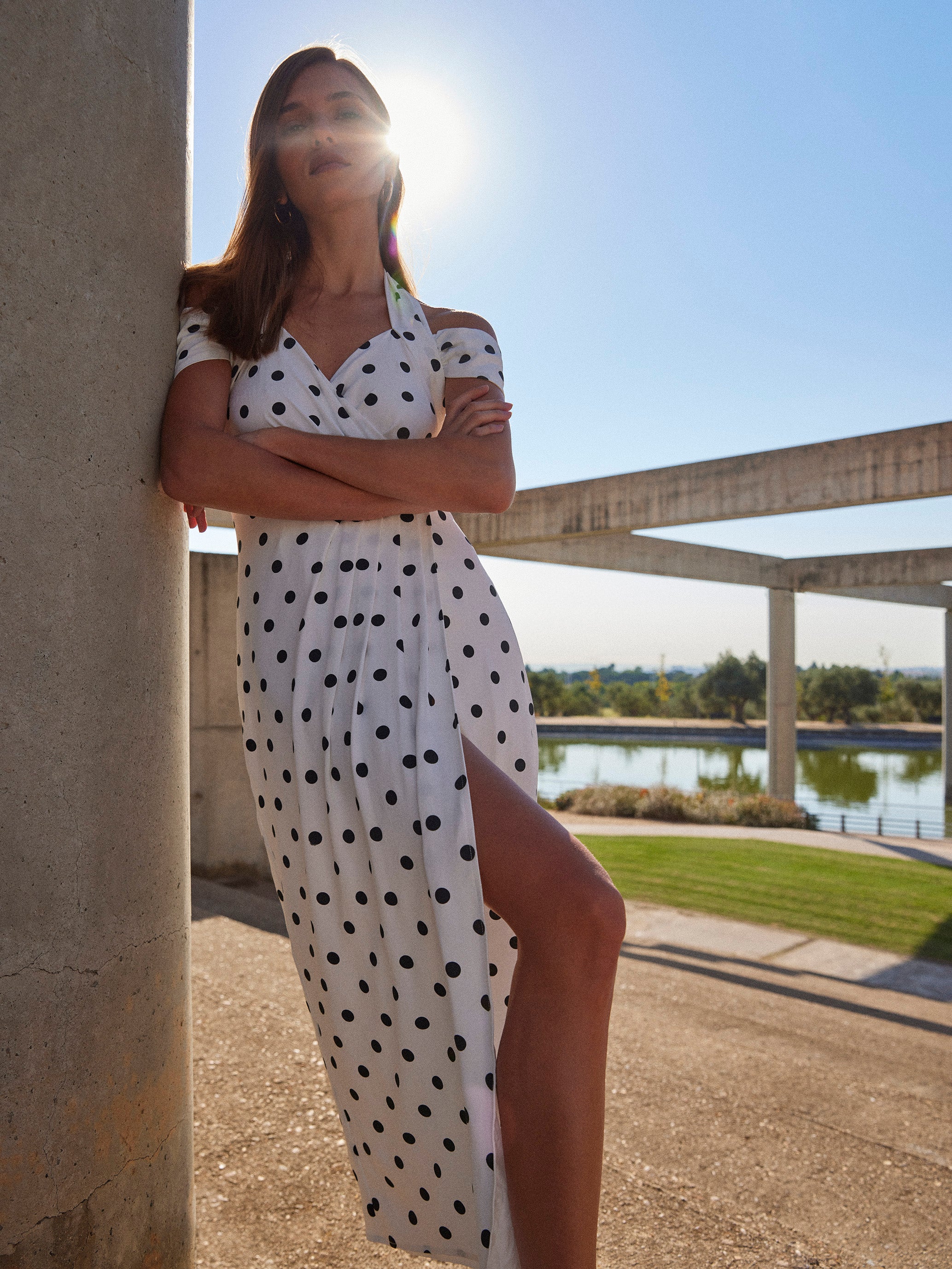 mioh | CAROLINA DOTS - Vestido midi largo de fiesta con tirantes en lunares para ser la invitada de boda perfecta esta temporada Primavera Verano 2023. Los vestidos de ceremonia largos en lunares son un clásico y siempre un acierto en todo tipo de eventos formales. MIOH es la marca española de vestidos de invitada que está de moda