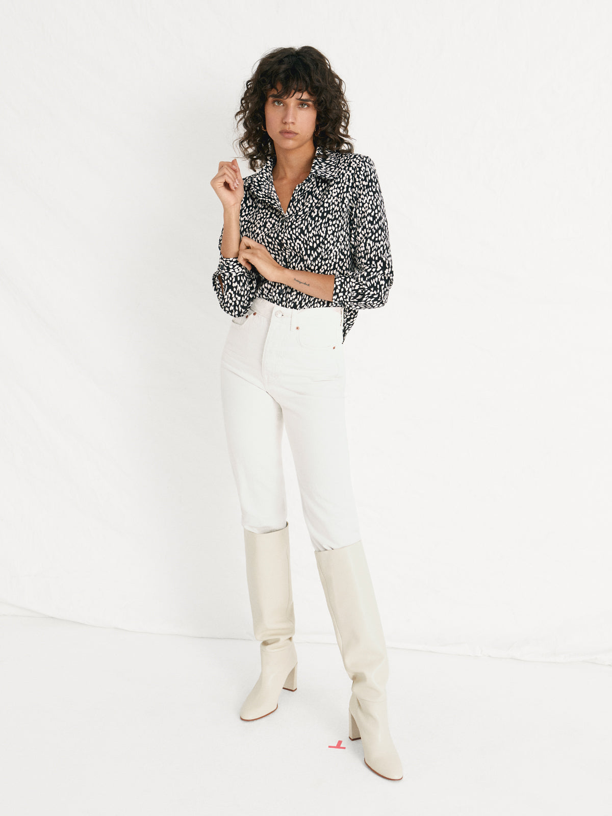 mioh | CHRISTI BLACK - Camisa blusa estampado blanco y negro-Tendencia