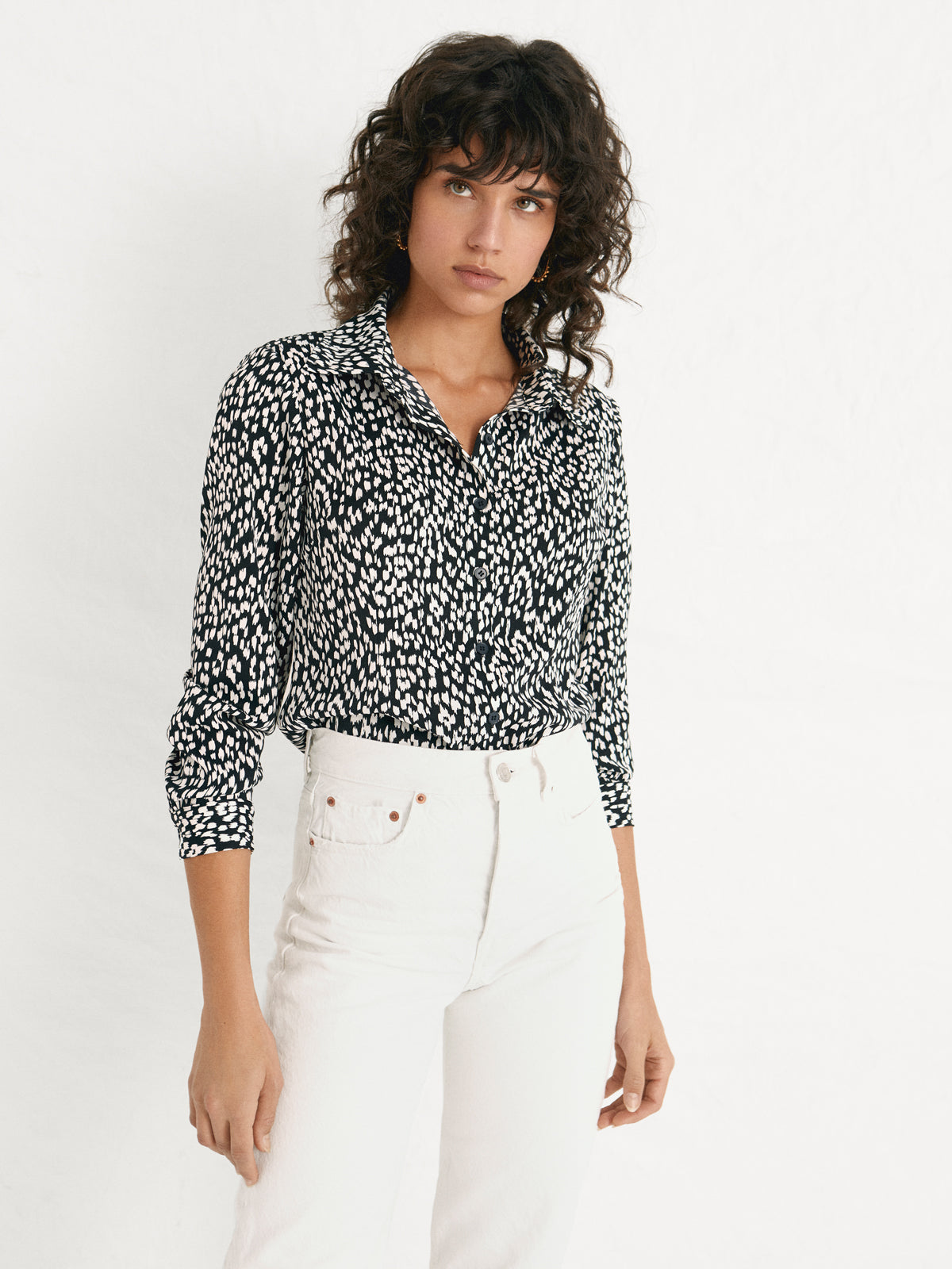 mioh | CHRISTI BLACK - Camisa blusa estampado blanco y negro-Tendencia