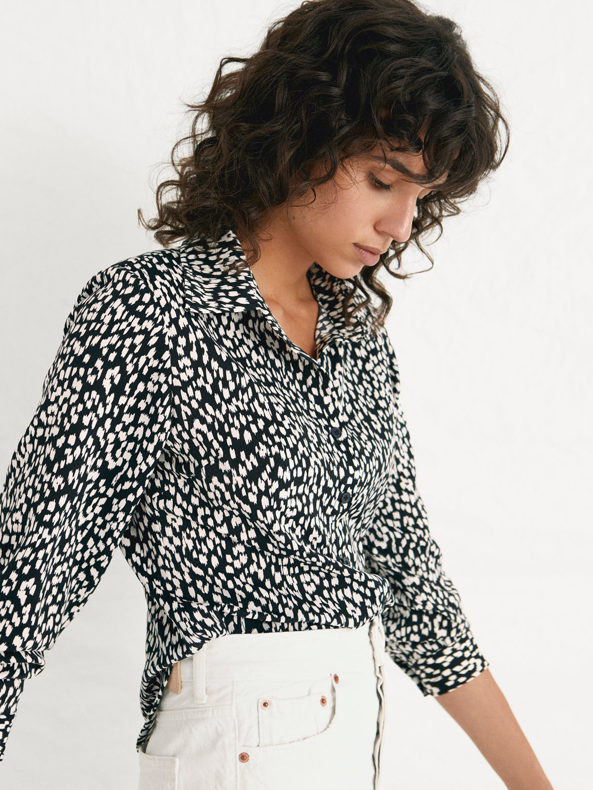 mioh | CHRISTI BLACK - Camisa blusa estampado blanco y negro-Tendencia