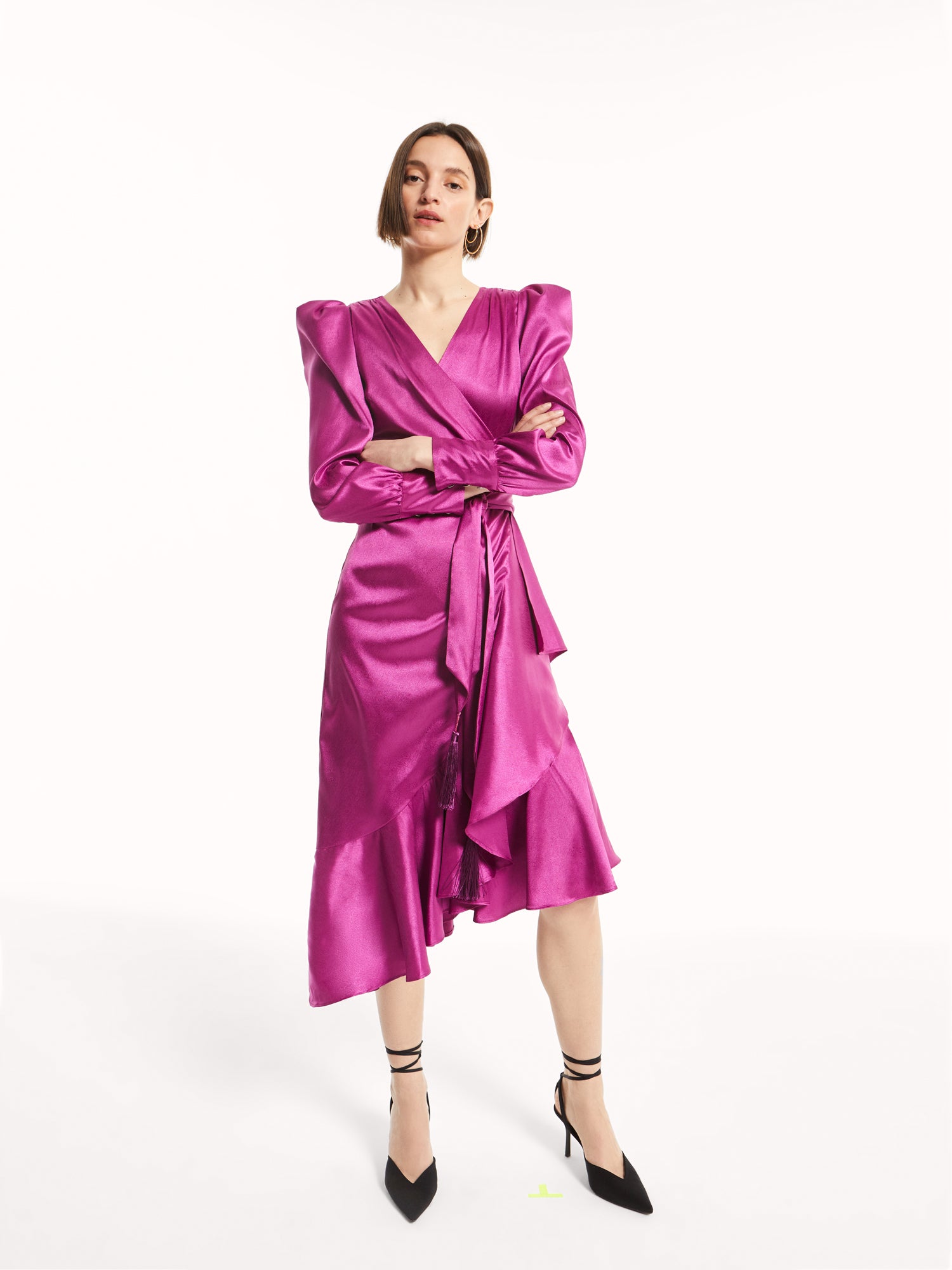 mioh | CLASSIC MAGENTA - Vestido wrap Jacquard para invitada boda y eventos. Descubre el CLASSIC MAGENTA, nuestro vestido wrap más famoso. Este año en un precioso color magenta, con puño botones joya y la falda asimétrica en diagonal. Los vestidos wrap siempre quedan bien. Serás la invitada perfecta en bodas y toda clase de eventos esta temporada Otoño Invierno 2022-23. Un must.