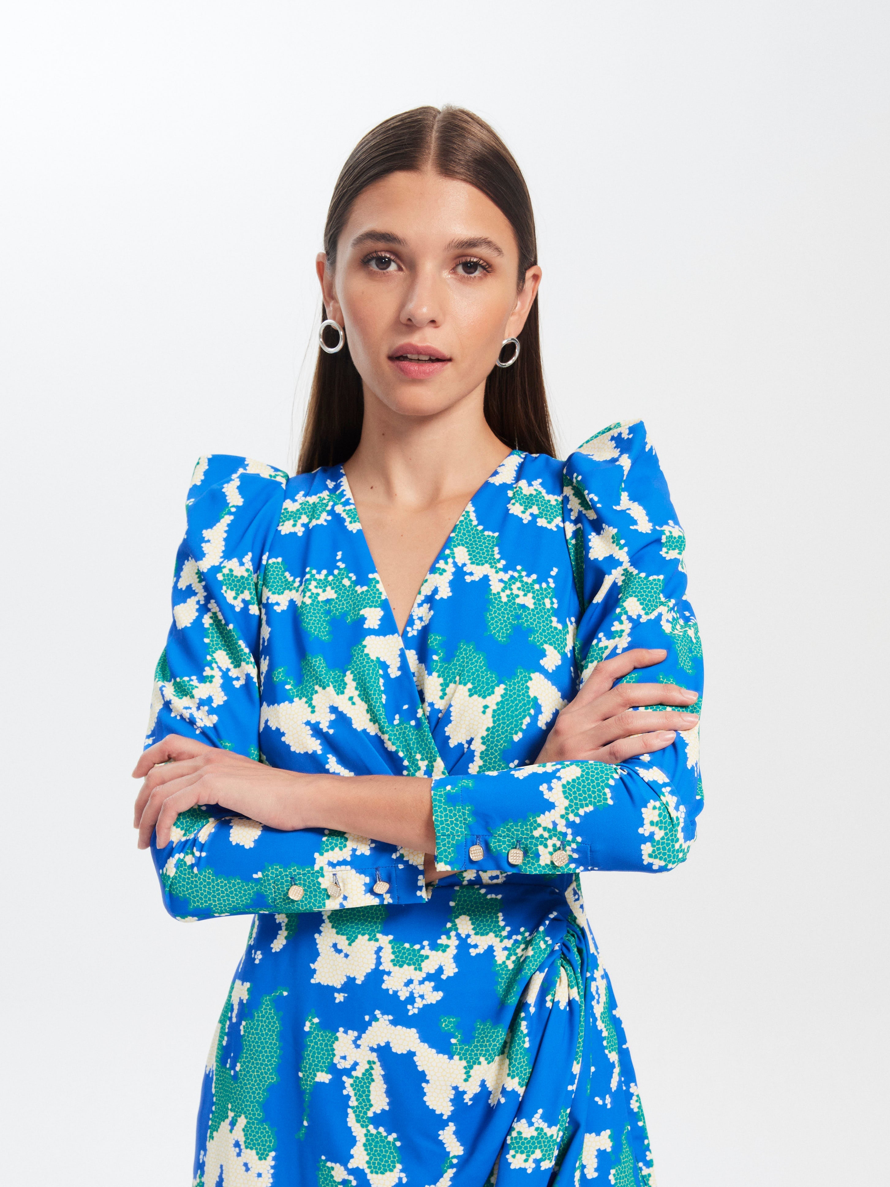 mioh | CLAUDIA FRESH - Vestido corto invitada boda, fiesta y evento, con falda falso cruzado para ser la invitada perfecta esta temporada Primavera Verano 23. Pura tendencia SS23. MIOH marca española invitada