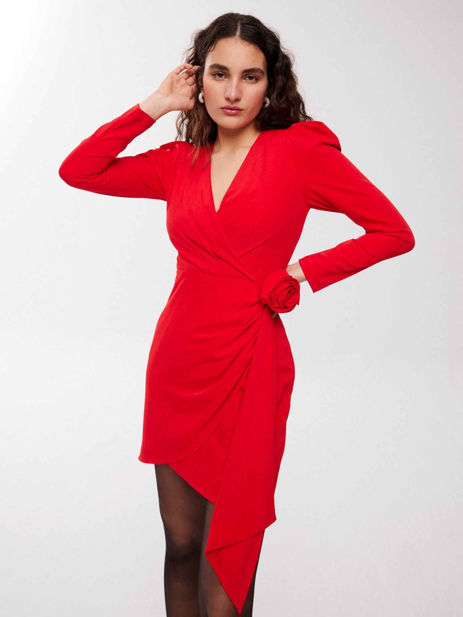 mioh | CLOONEY RED - Vestido corto para invitada de boda, fiesta y eventos. Pura tendencia vogue FW23. MIOH marca española moda famosas instagramers