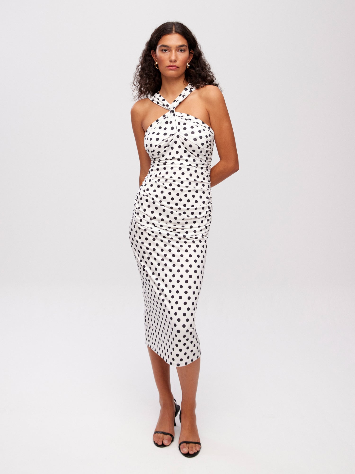 mioh | COMTE DOTS - Vestido midi escote posicional lunares para invitada de boda, fiesta y evento. Tendencia vestidos invitada Primavera Verano 2024. MIOH la marca española de vestidos más de moda