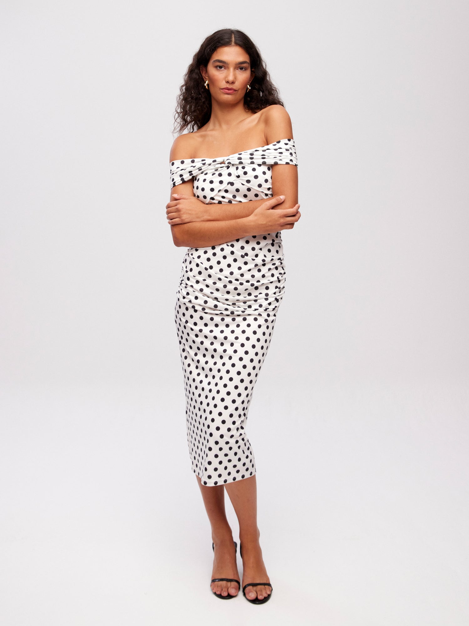 mioh | COMTE DOTS - Vestido midi escote posicional lunares para invitada de boda, fiesta y evento. Tendencia vestidos invitada Primavera Verano 2024. MIOH la marca española de vestidos más de moda